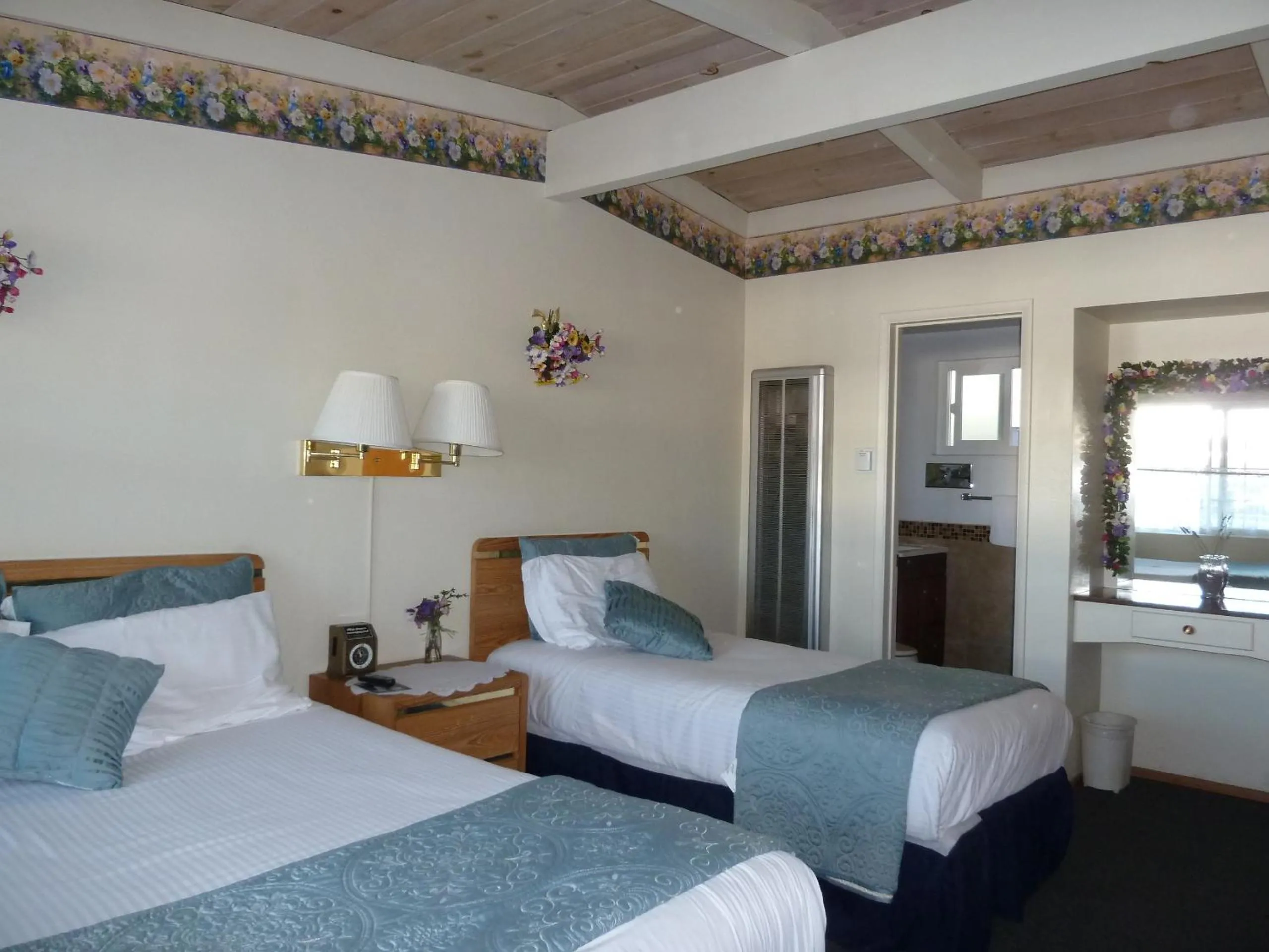 Photo of the whole room, Bed in Sundown Inn of Morro Bay