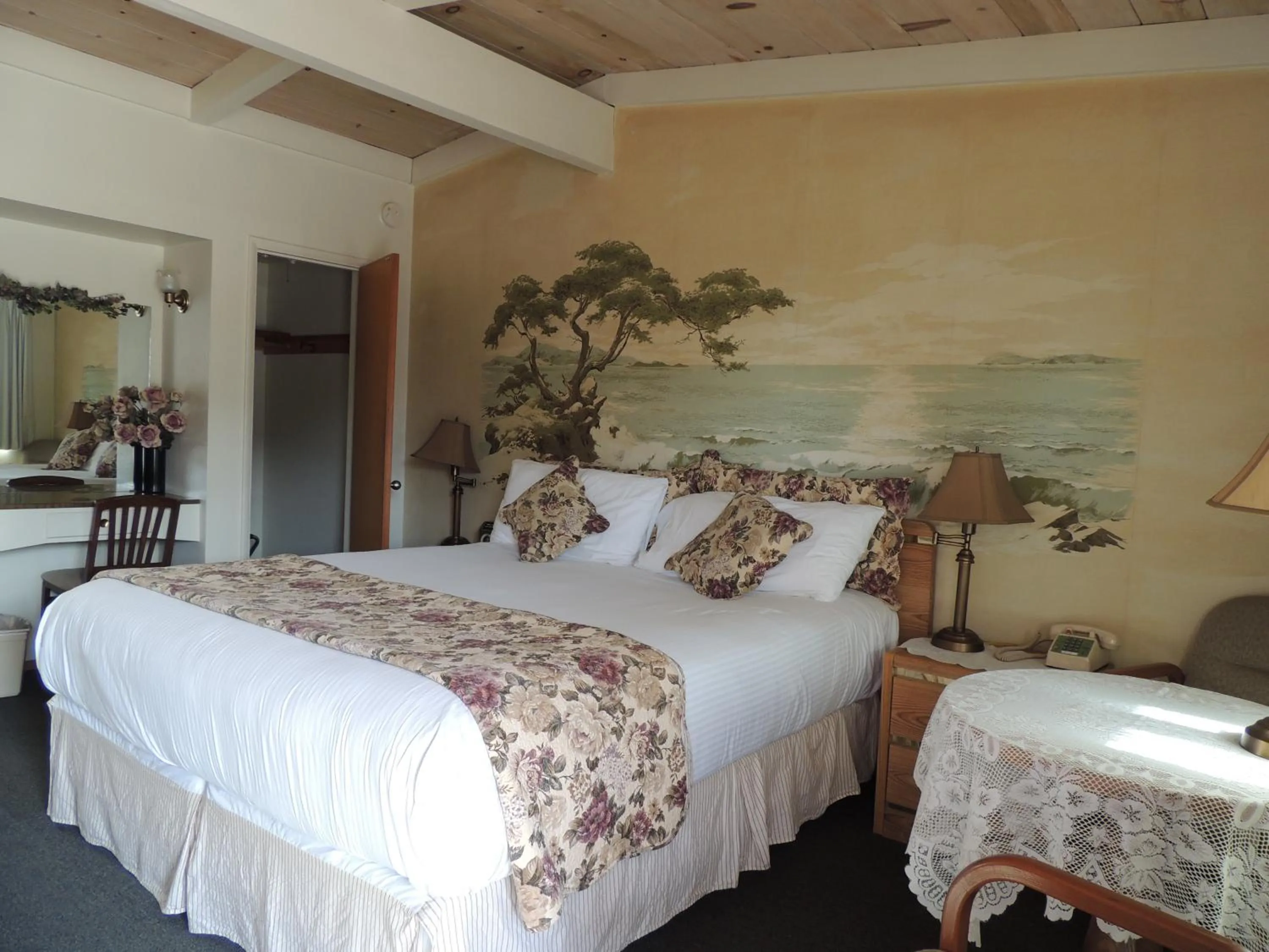 Photo of the whole room, Bed in Sundown Inn of Morro Bay