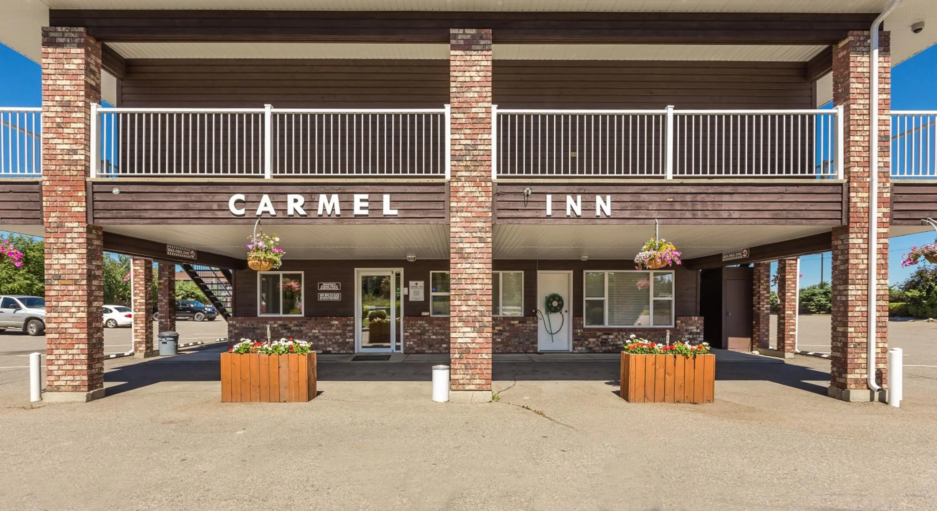 Facade/entrance in Carmel Inn