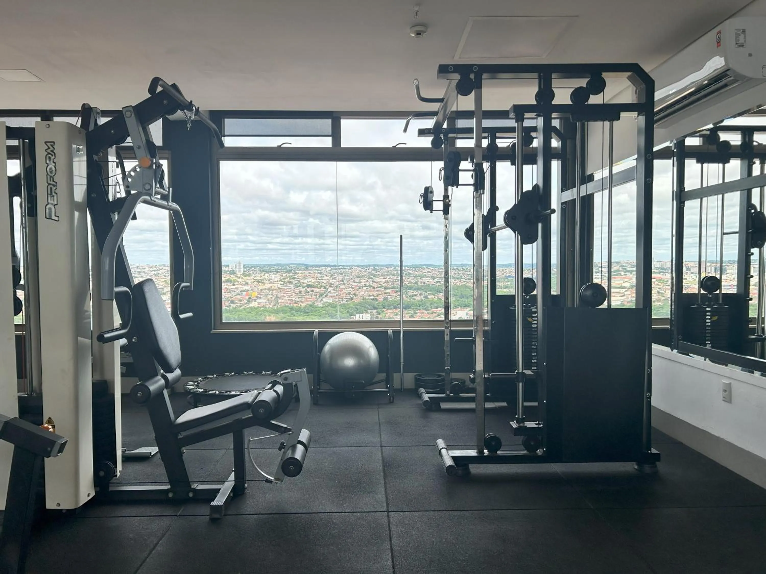 Fitness centre/facilities in Comfort Hotel & Suítes Rondonópolis