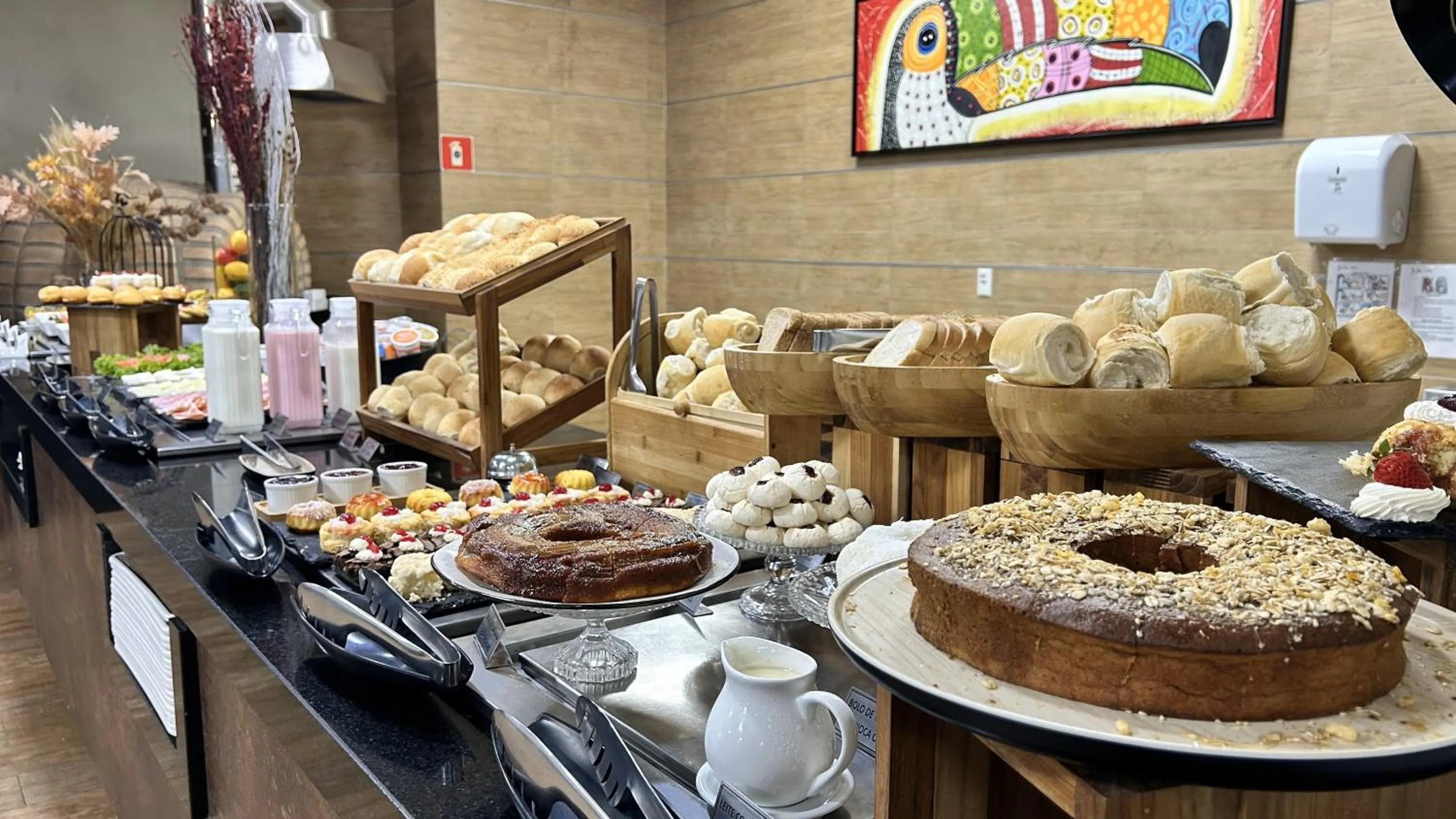 Buffet breakfast in Comfort Hotel & Suítes Rondonópolis