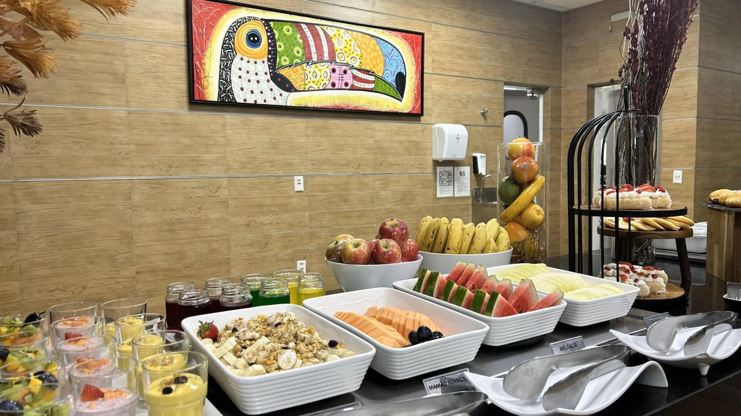 Buffet breakfast in Comfort Hotel & Suítes Rondonópolis