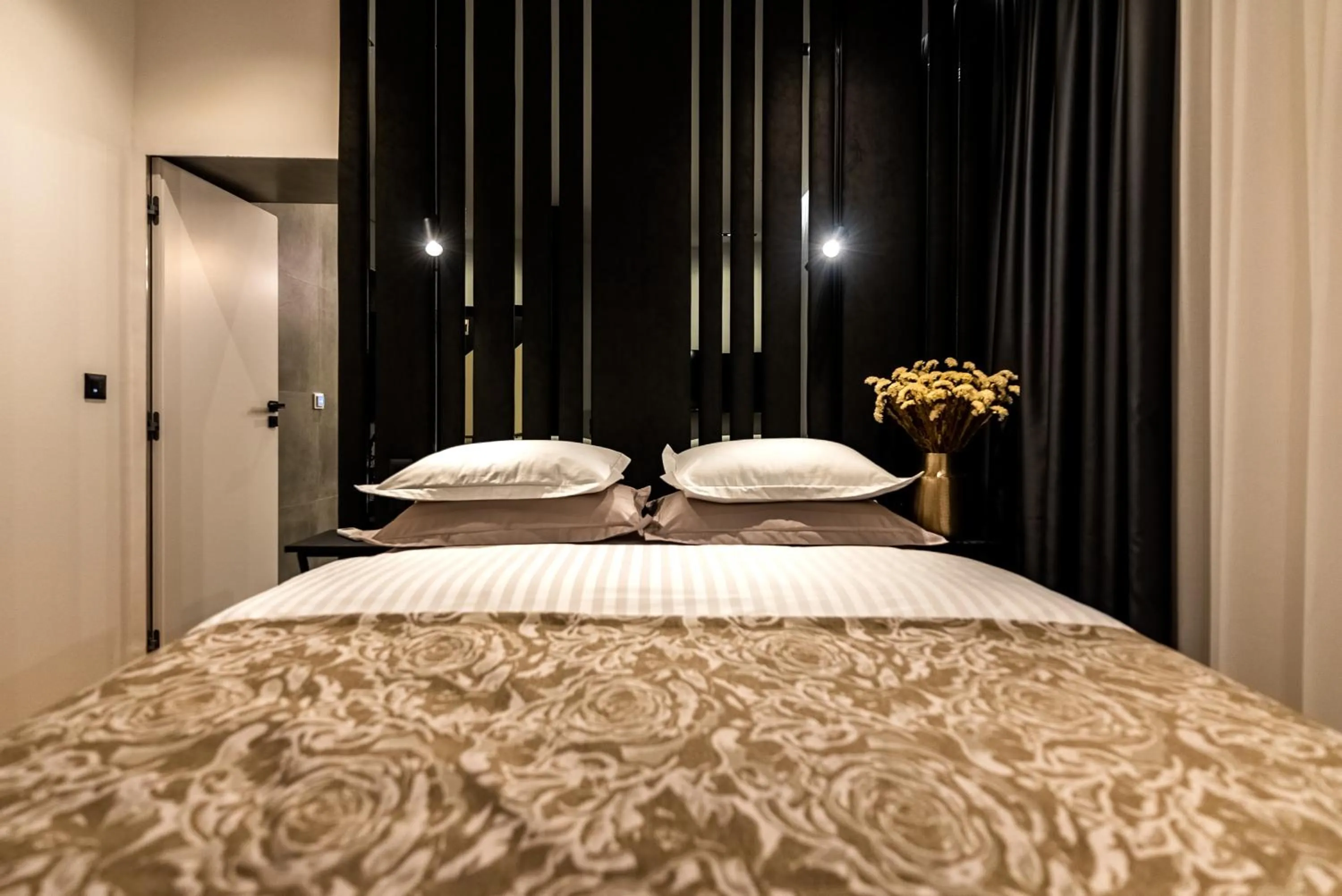 Bed in City Premium Heritage