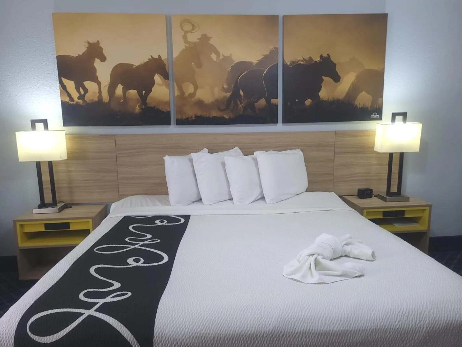 Bed in Days Inn by Wyndham Dalhart