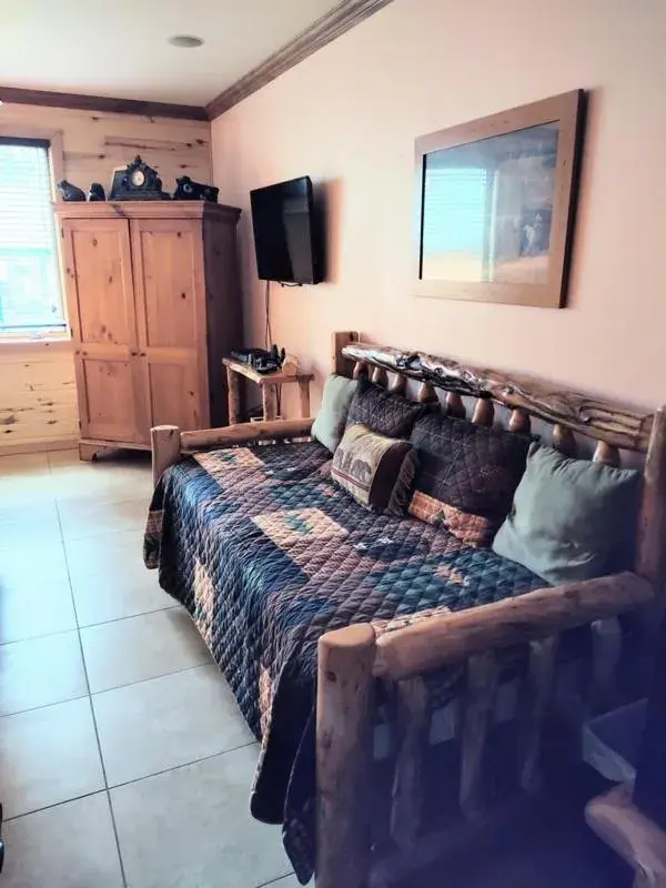 Standard Queen Room - Non-Smoking in Elktrace Bed and Breakfast Standard Queen Room - Non-Smoking in Elktrace Bed and Breakfast