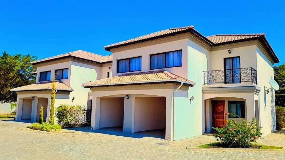 Property building in 24 Roma