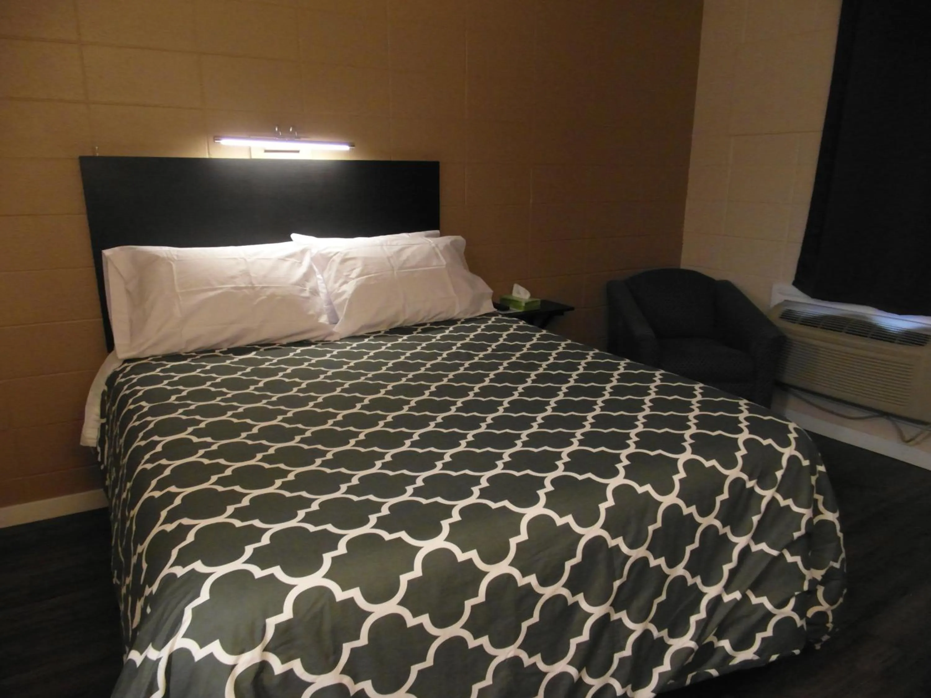 Bed in West View Motel