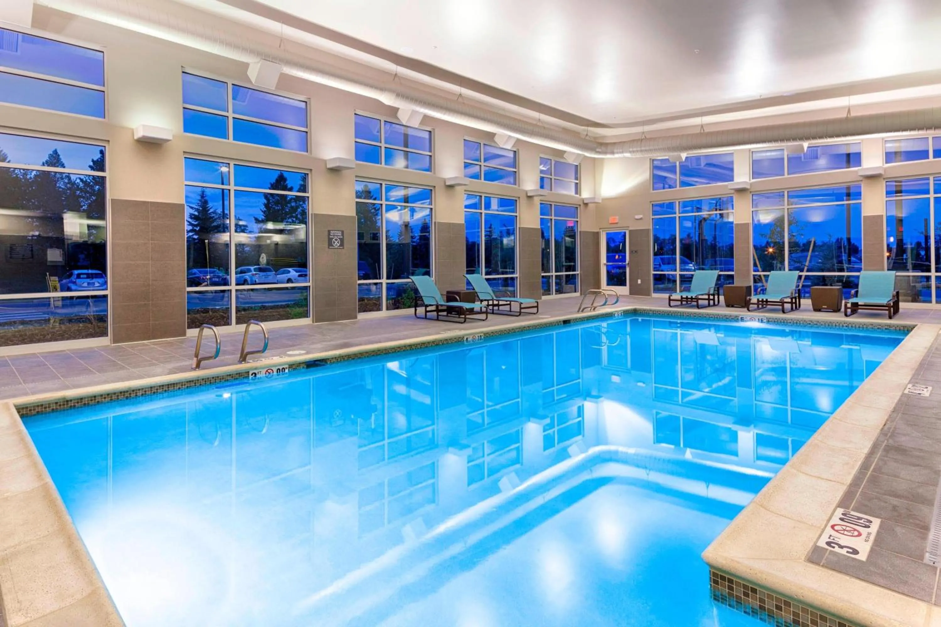 Swimming pool in Residence Inn by Marriott Pullman