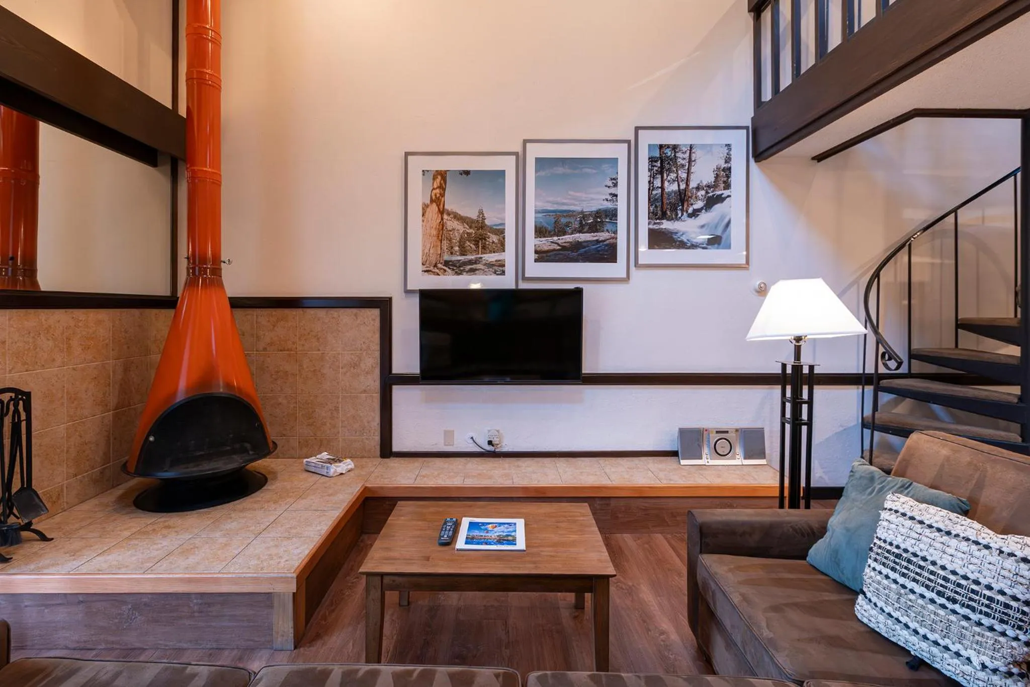 Communal lounge/ TV room in Club Tahoe Resort