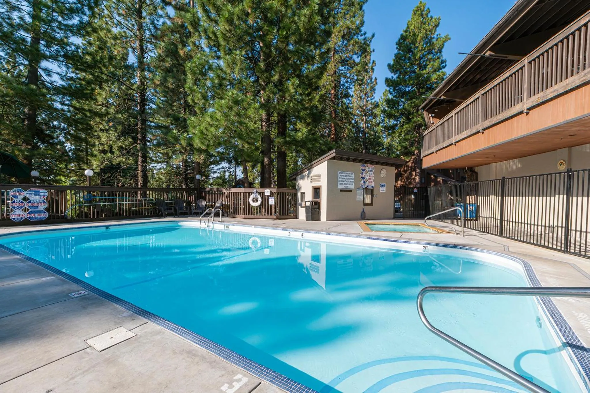 Swimming pool in Club Tahoe Resort