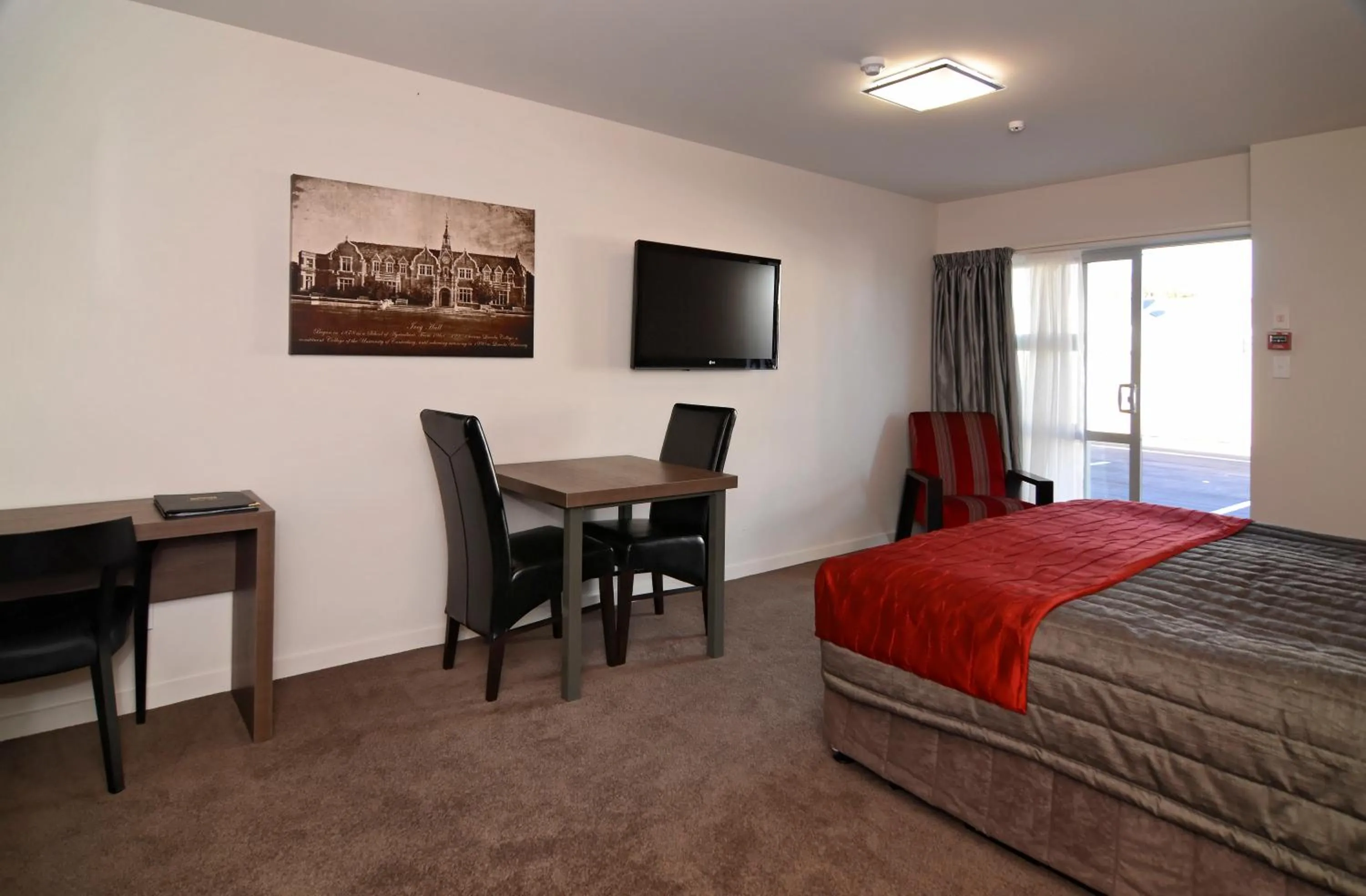 Photo of the whole room, Bed in Lincoln Motel