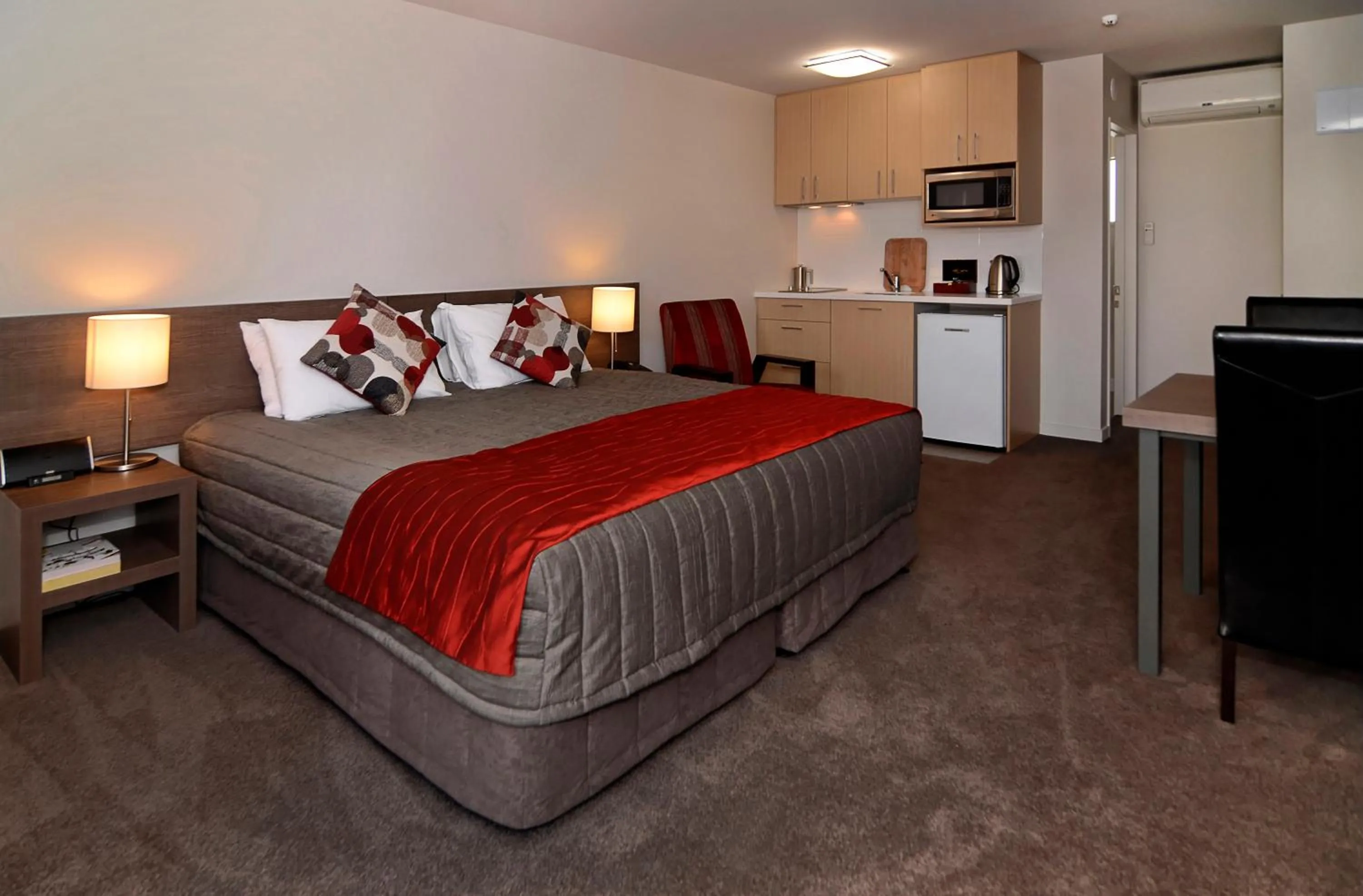 Bedroom, Bed in Lincoln Motel