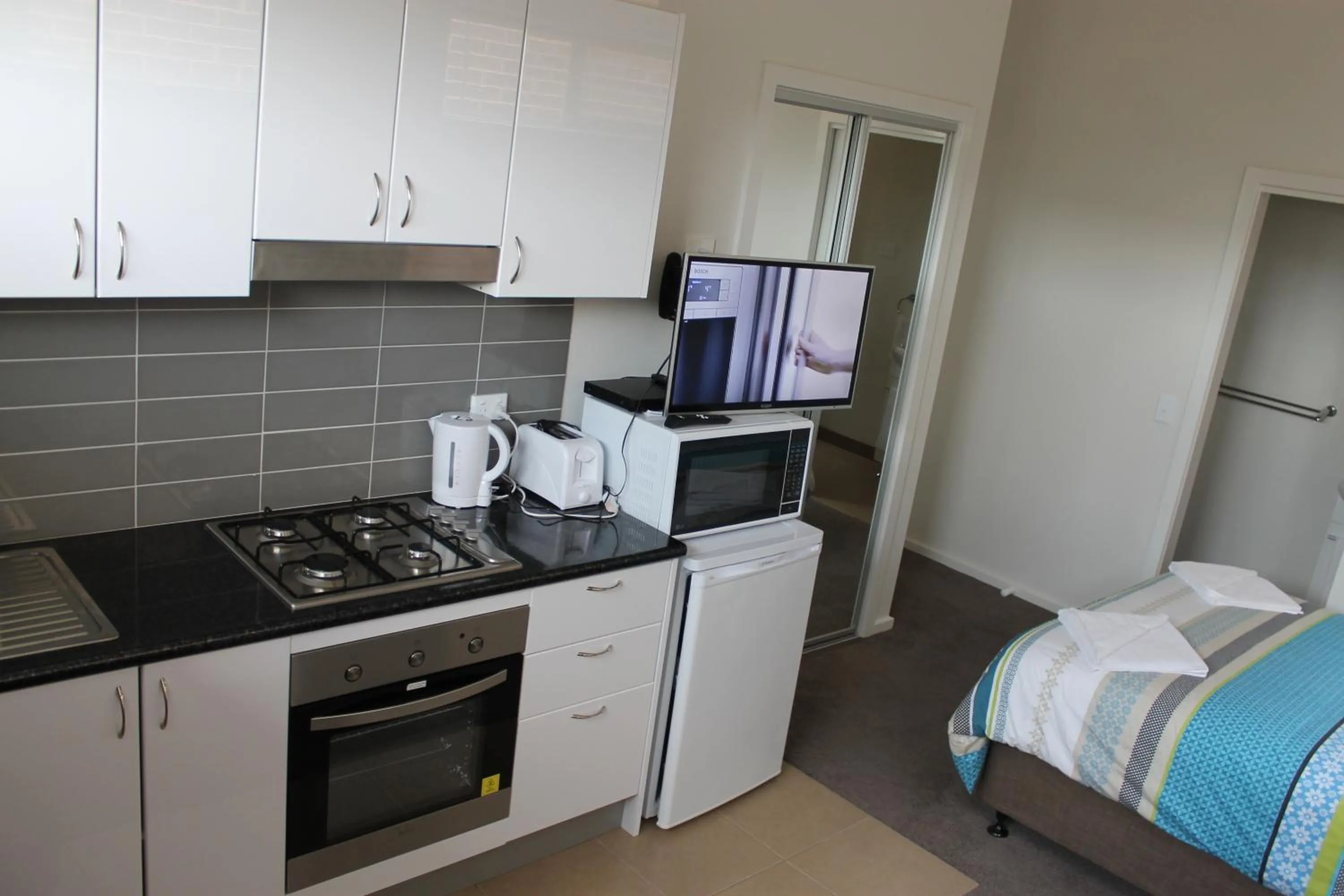 Kitchen or kitchenette in McKillop Geelong by Gold Star Stays