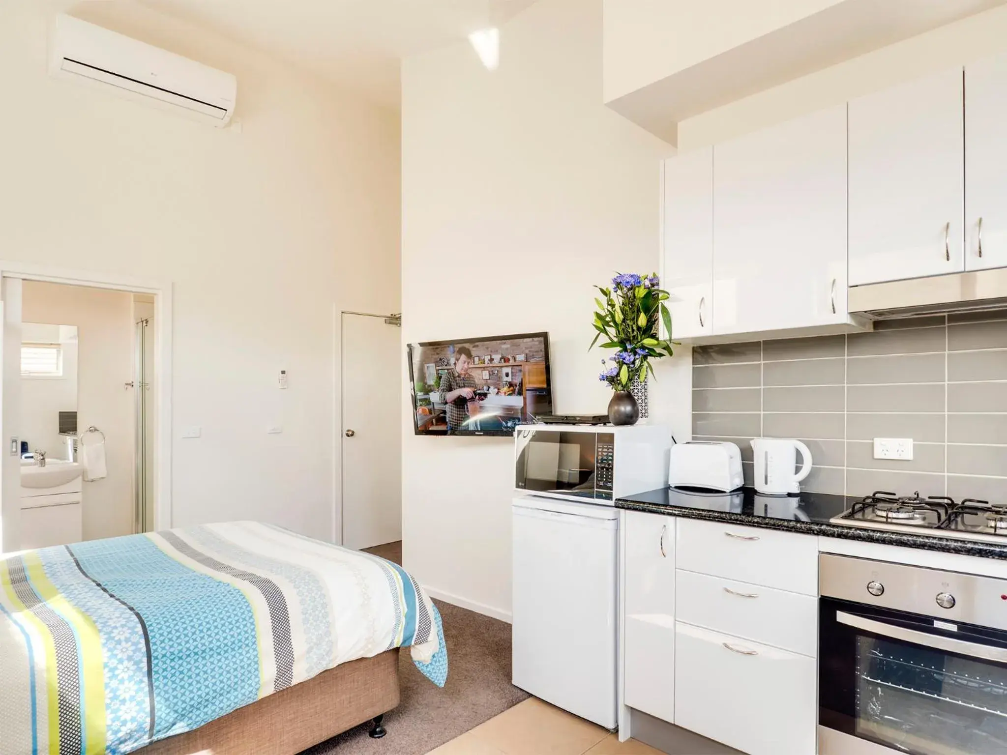 Studio Apartment in McKillop Geelong by Gold Star Stays Studio Apartment in McKillop Geelong by Gold Star Stays
