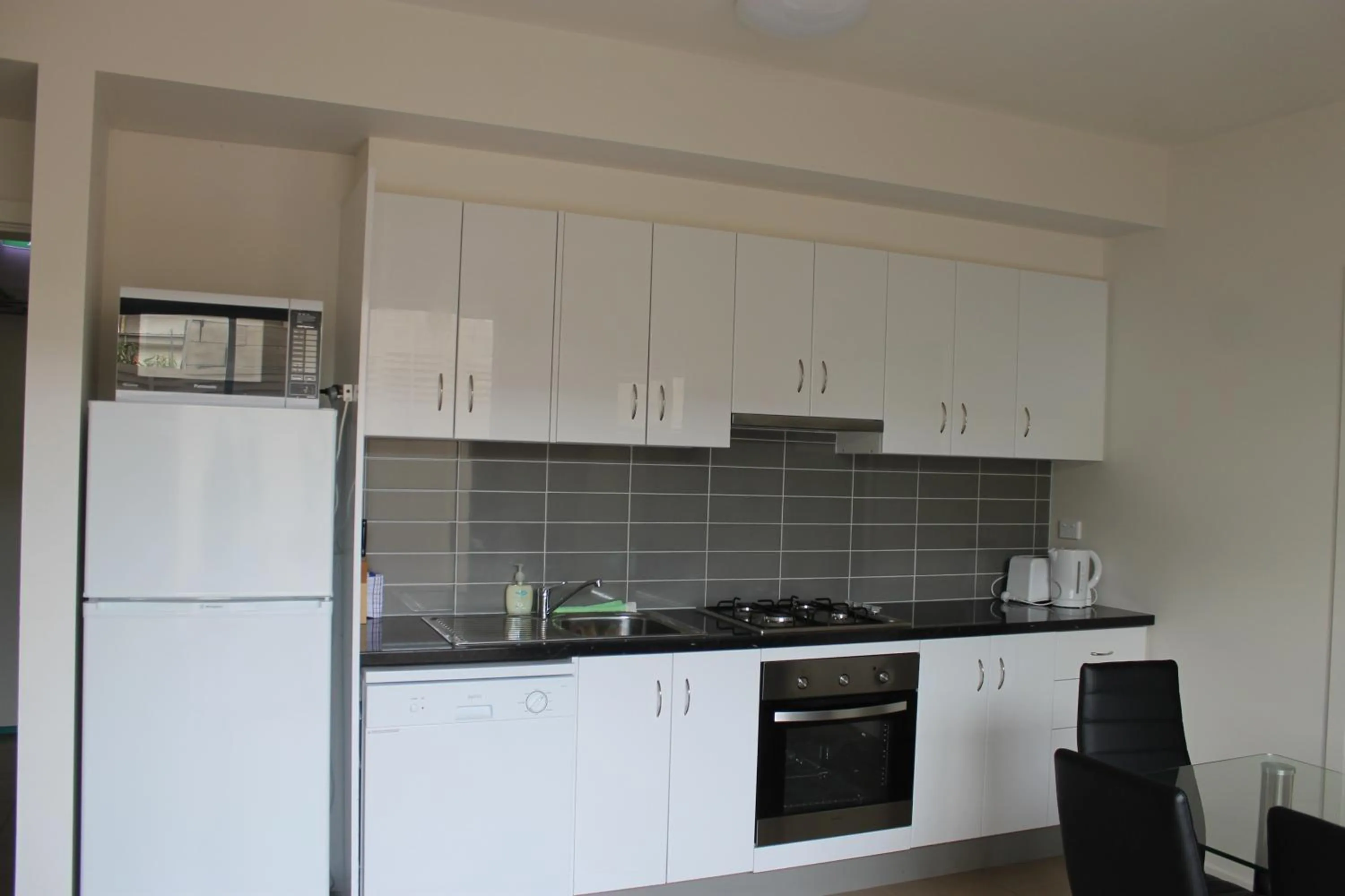 Kitchen or kitchenette in McKillop Geelong by Gold Star Stays
