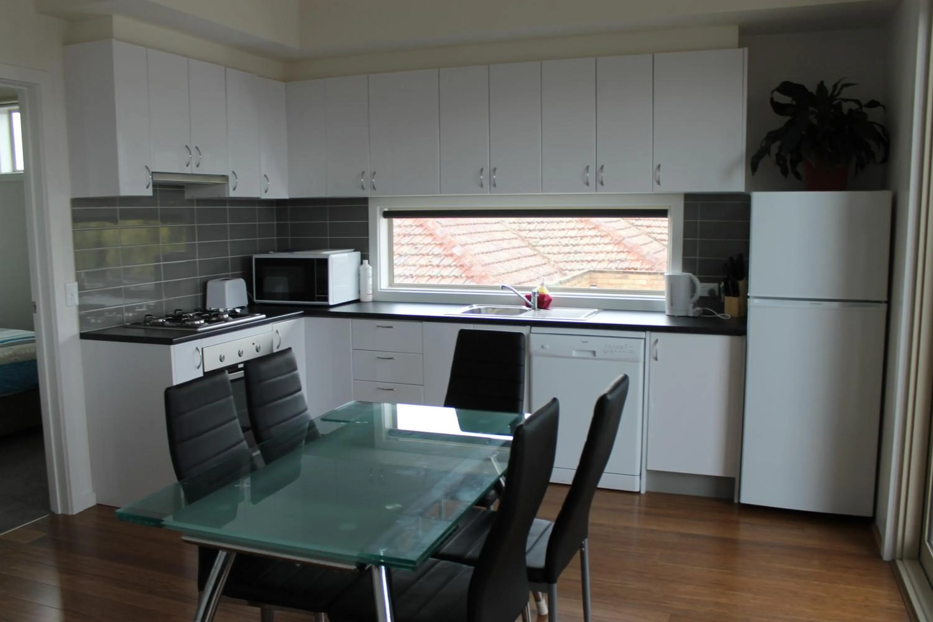 Kitchen or kitchenette in McKillop Geelong by Gold Star Stays