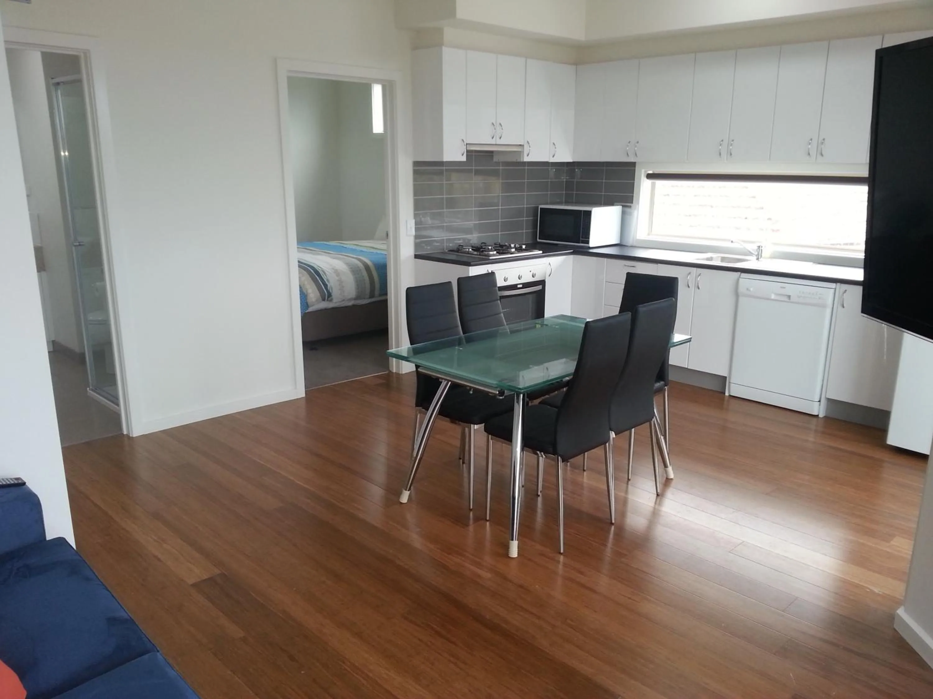 Kitchen or kitchenette in McKillop Geelong by Gold Star Stays
