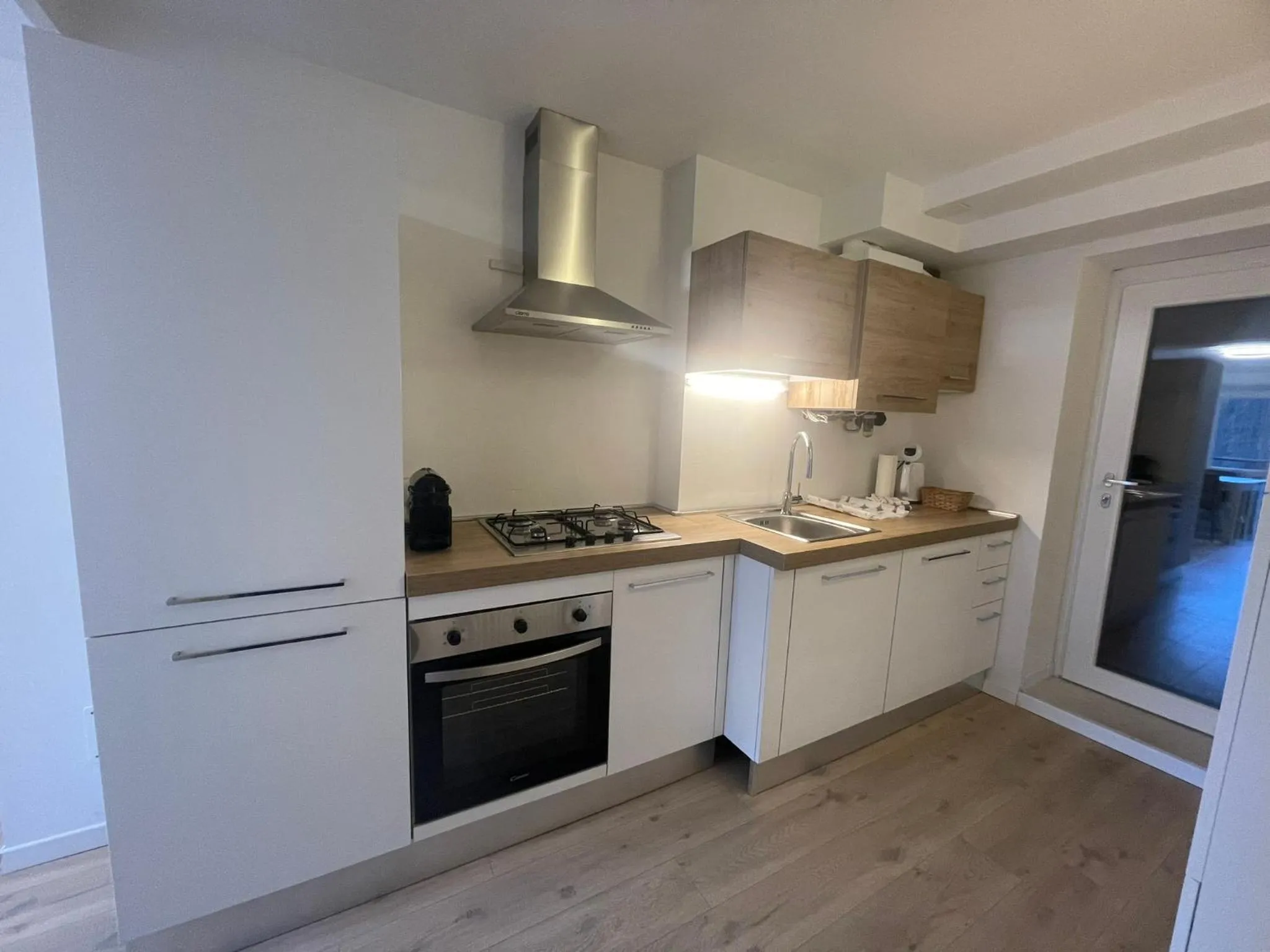 Kitchen or kitchenette in SnowLake Suite & Apartment