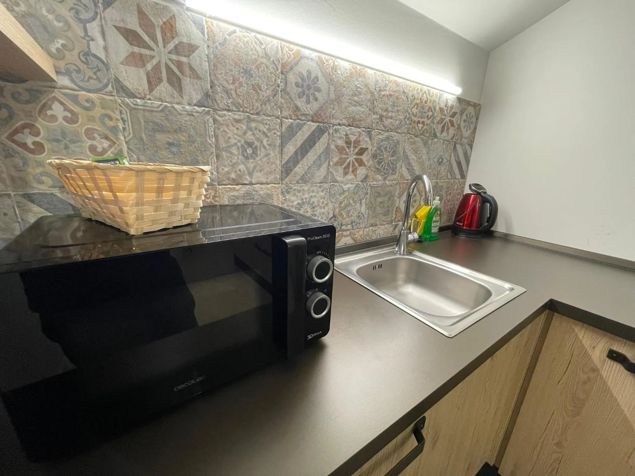 oven in SnowLake Suite & Apartment