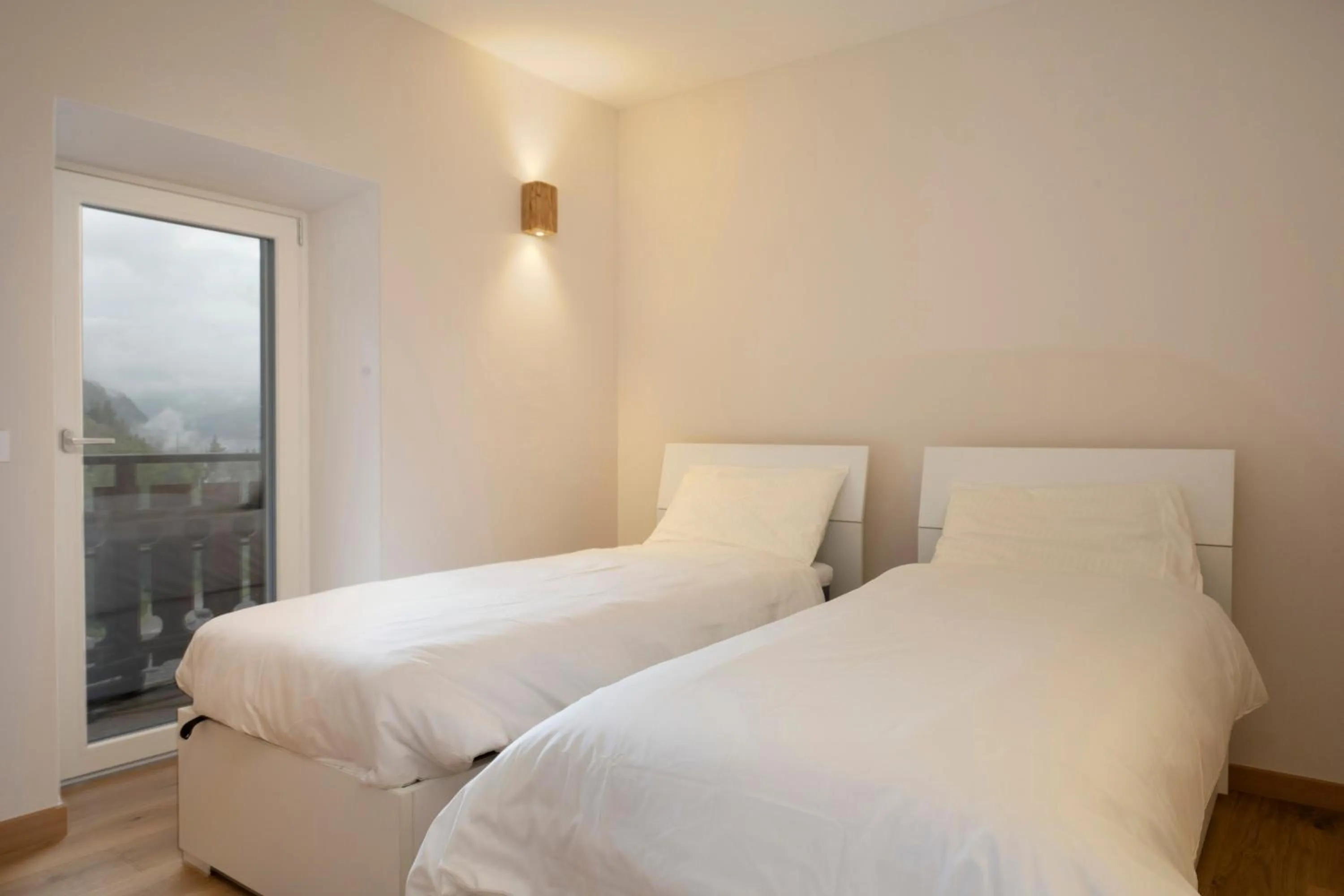 Photo of the whole room, Bed in SnowLake Suite & Apartment