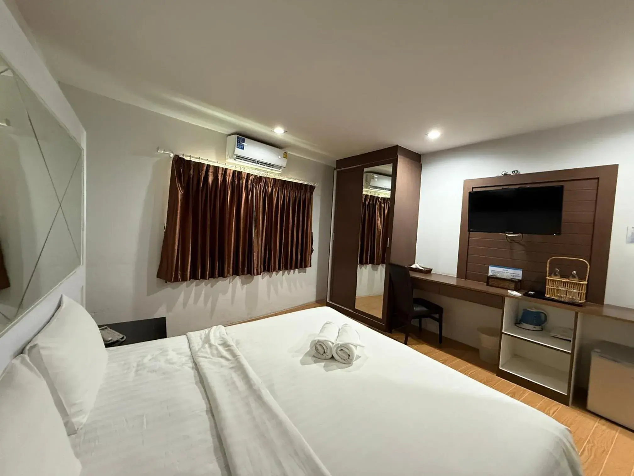 Deluxe King Room in Bed By Cruise Hotel At Samakkhi-Tivanont Deluxe King Room in Bed By Cruise Hotel At Samakkhi-Tivanont