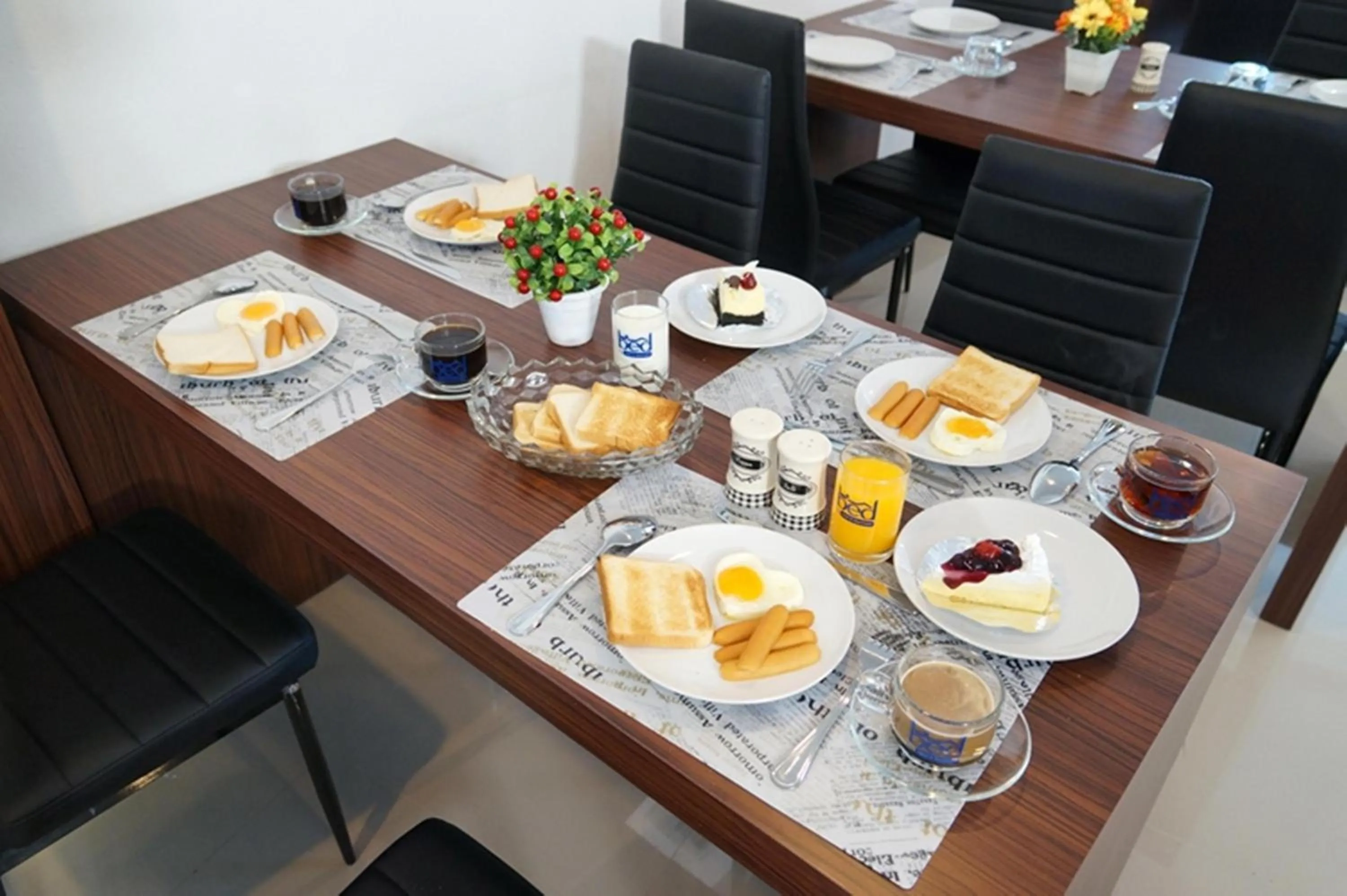 Food and drinks in Bed By Cruise Hotel At Samakkhi-Tivanont