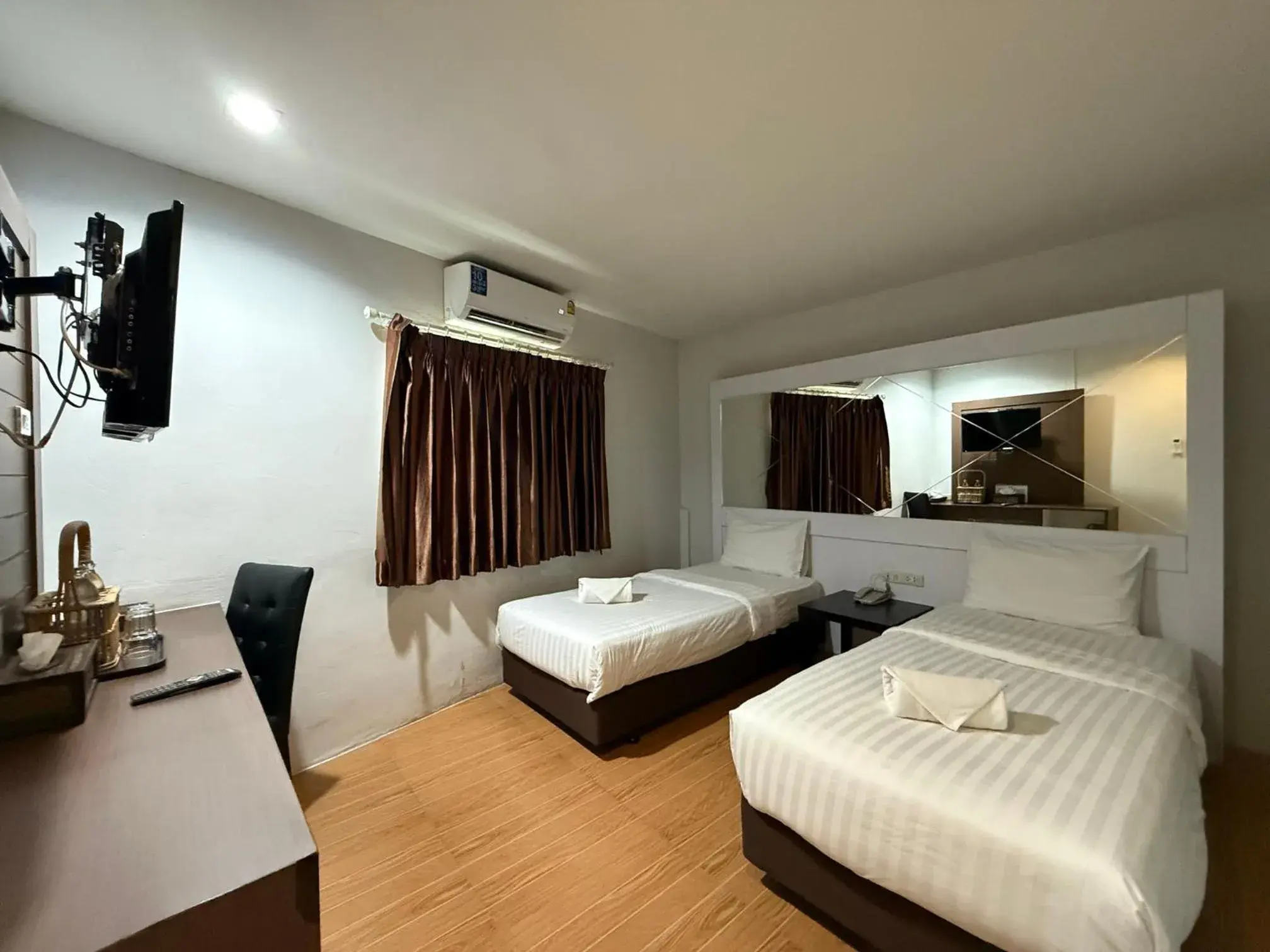 Standard Quadruple Room in Bed By Cruise Hotel At Samakkhi-Tivanont Standard Quadruple Room in Bed By Cruise Hotel At Samakkhi-Tivanont