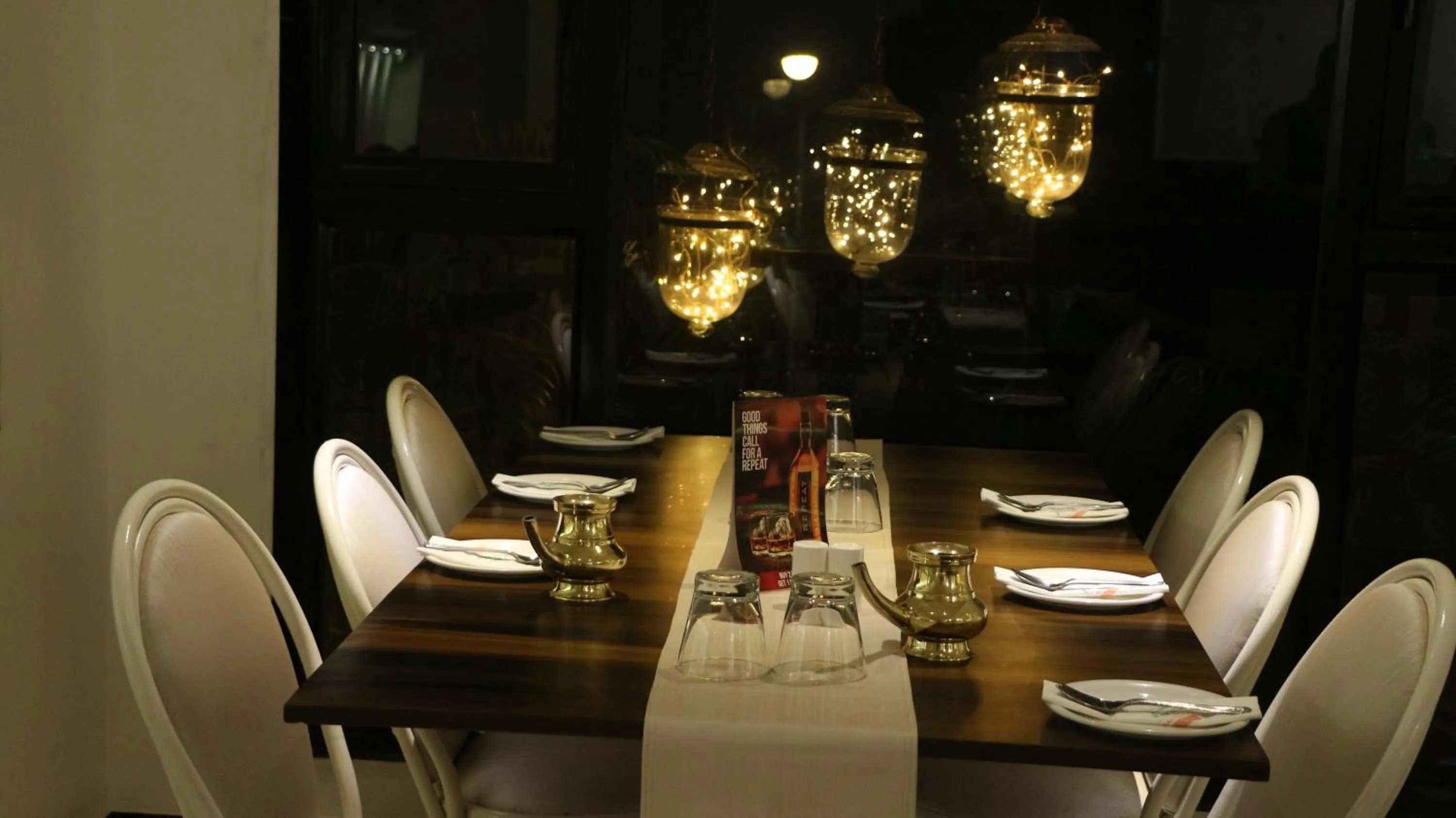 Restaurant/places to eat in Hotel Samraj