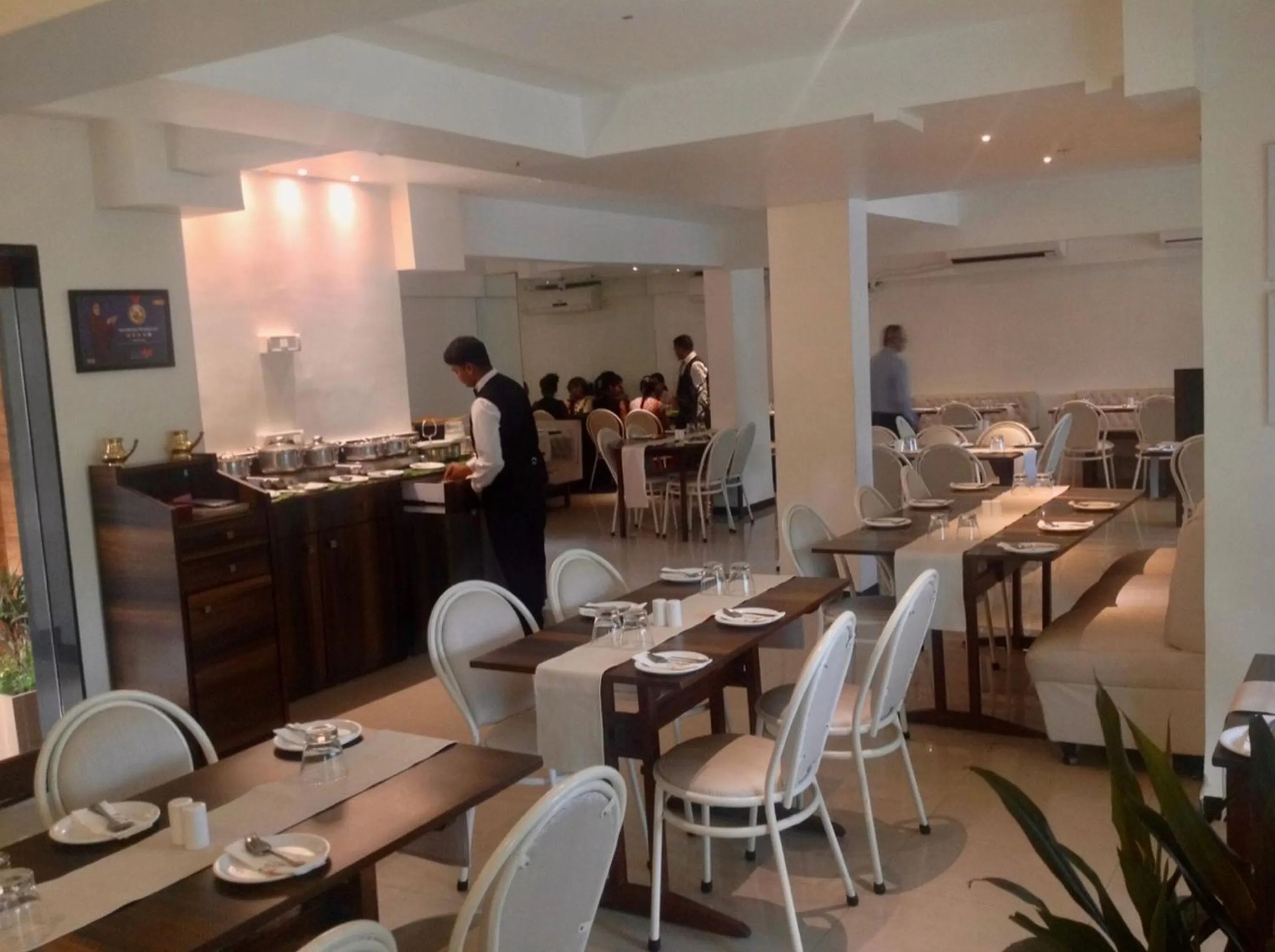 Restaurant/places to eat in Hotel Samraj