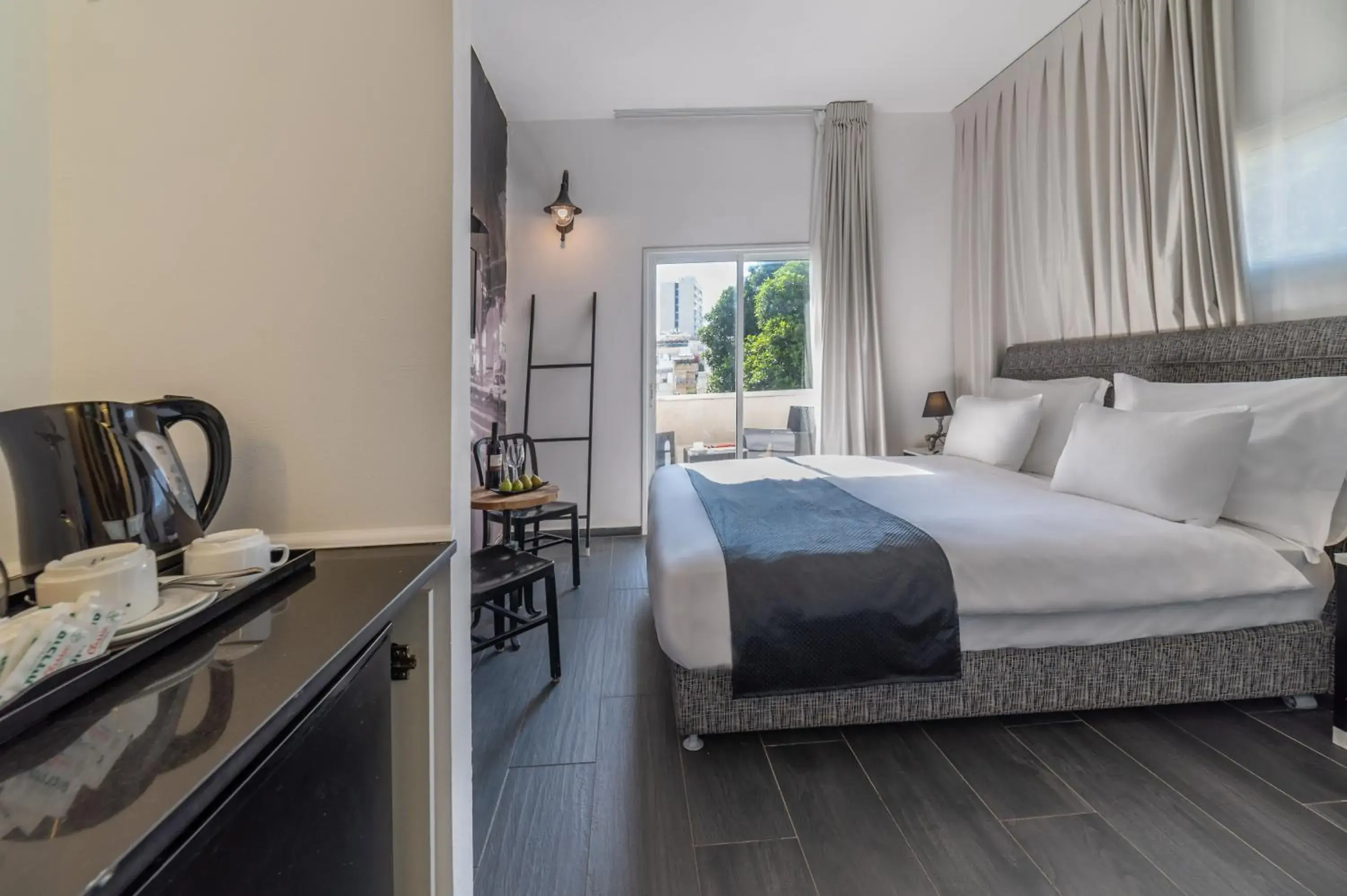 Superior Double Room with Balcony in Dizengoff Avenue Boutique Hotel Superior Double Room with Balcony in Dizengoff Avenue Boutique Hotel