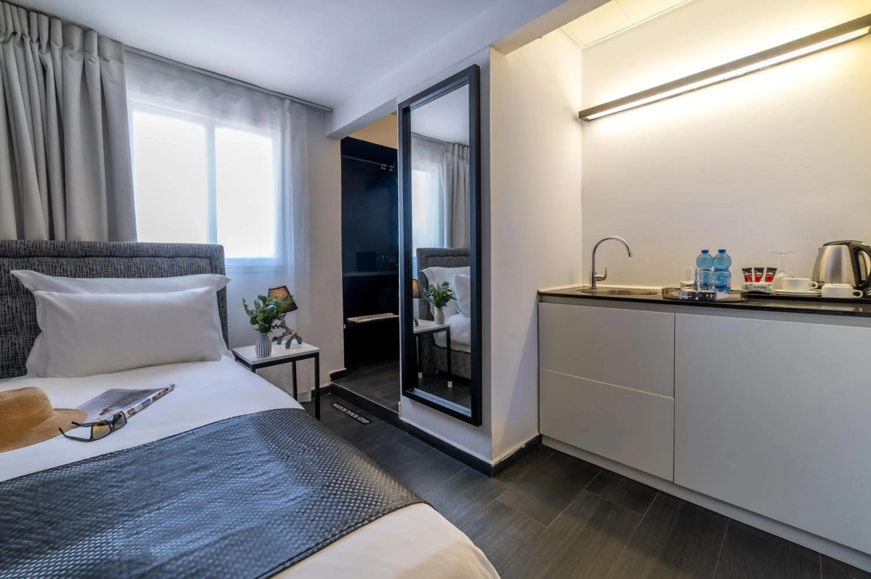 Kitchen or kitchenette, Bed in Dizengoff Avenue Boutique Hotel