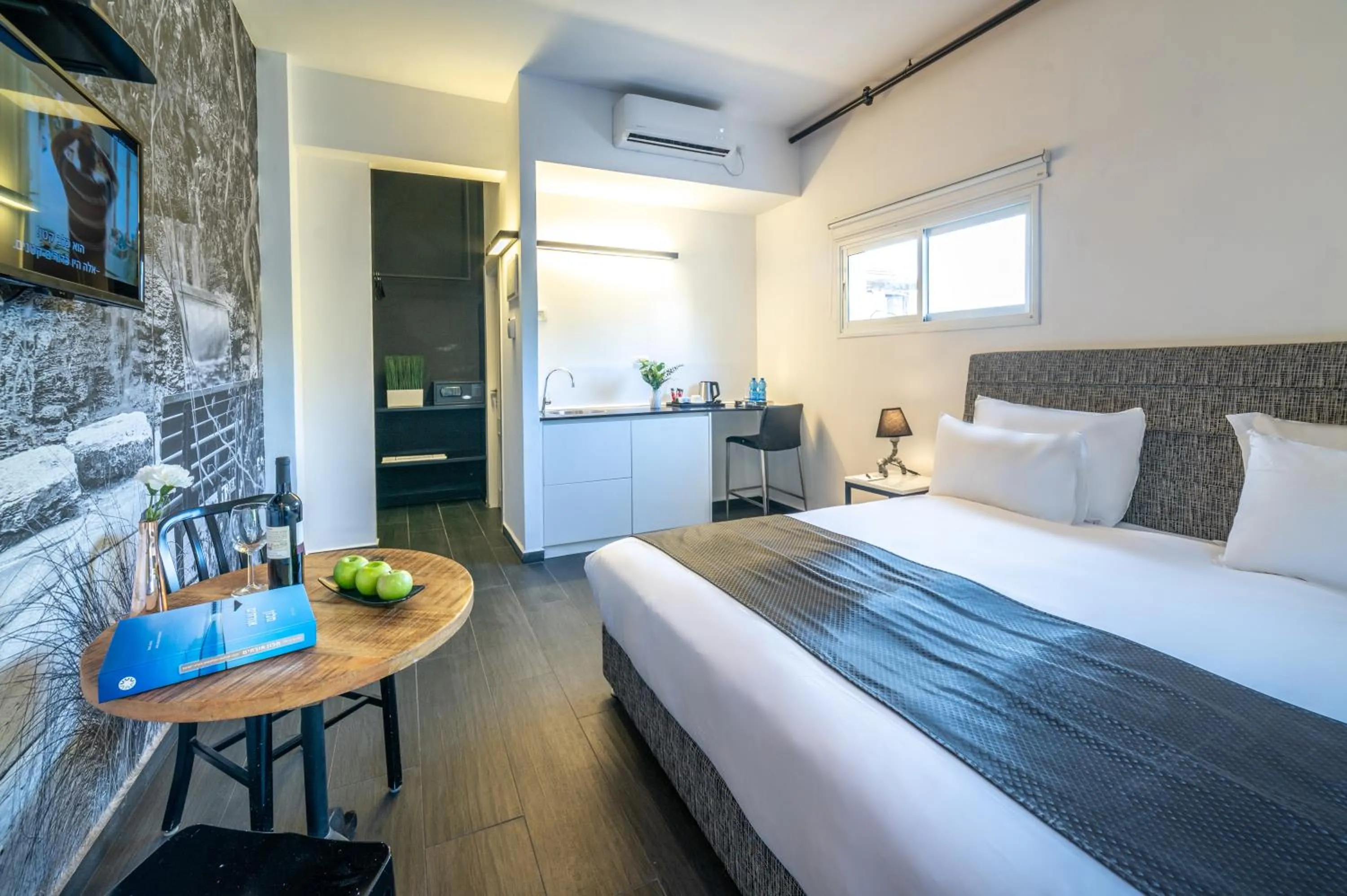 Photo of the whole room, Bed in Dizengoff Avenue Boutique Hotel