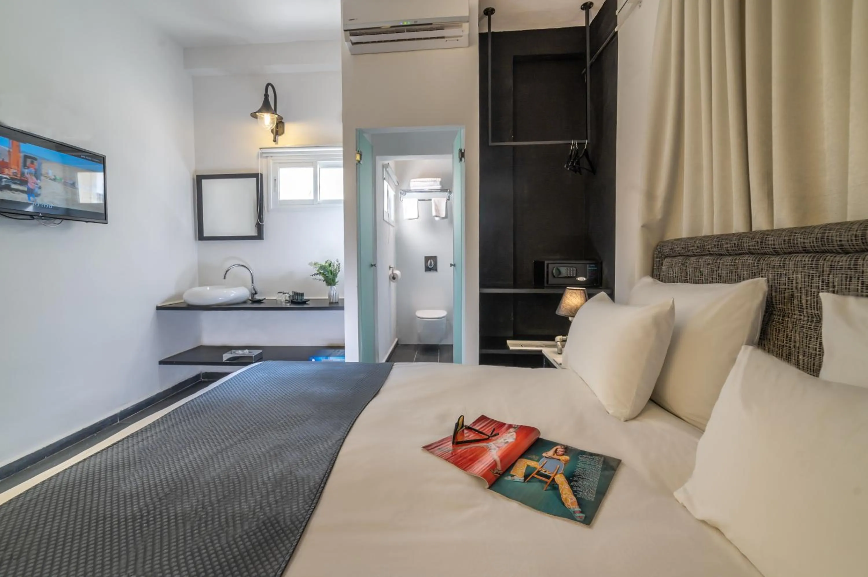 Photo of the whole room, Bed in Dizengoff Avenue Boutique Hotel