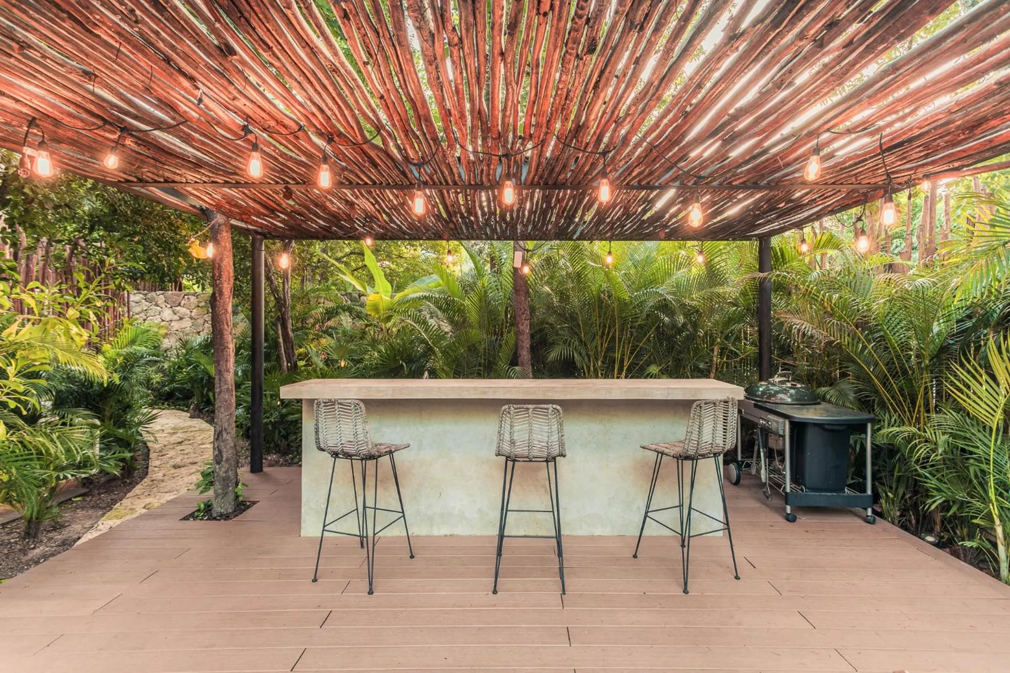 Patio in Luxury 2 BDR 2 BTH 2 Bikes Jacuzzi FibOptic WiFi.