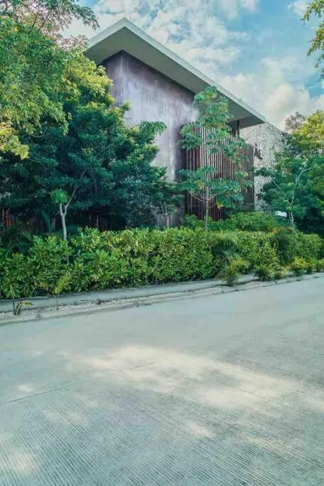 Property building in Luxury 2 BDR 2 BTH 2 Bikes Jacuzzi FibOptic WiFi.