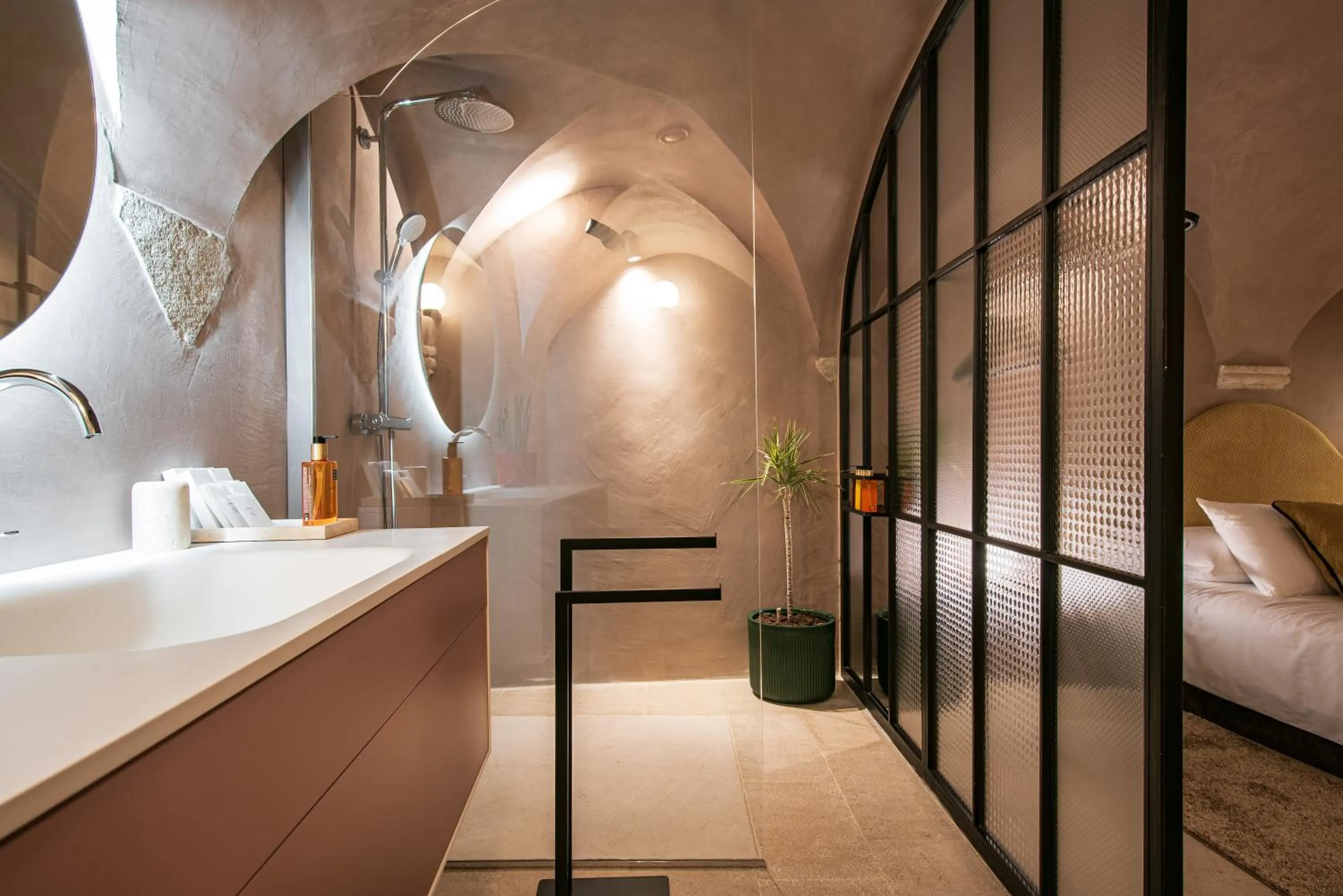 Shower, Bed in 7oaks Noble House