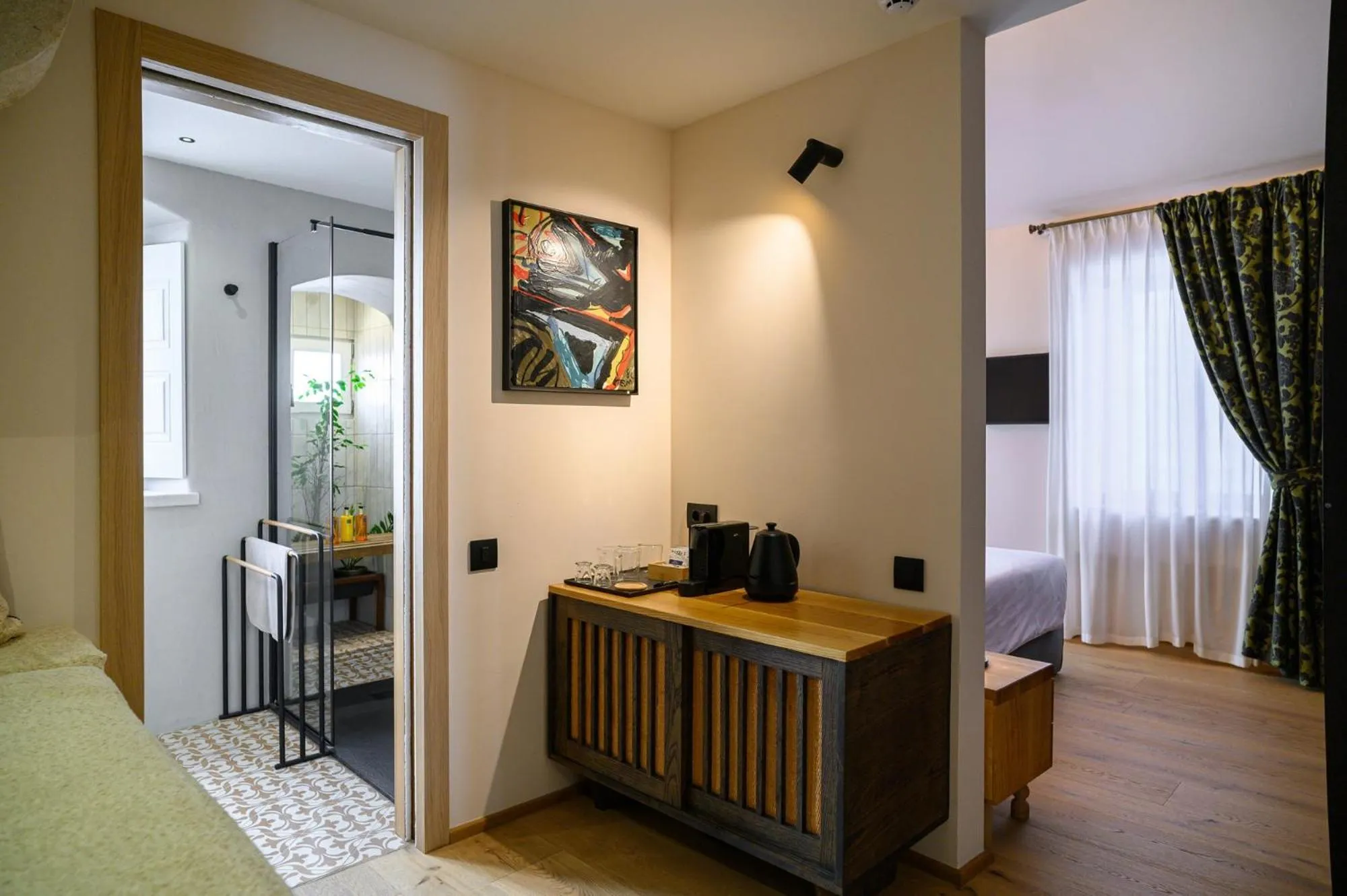 Photo of the whole room, Bed in 7oaks Noble House