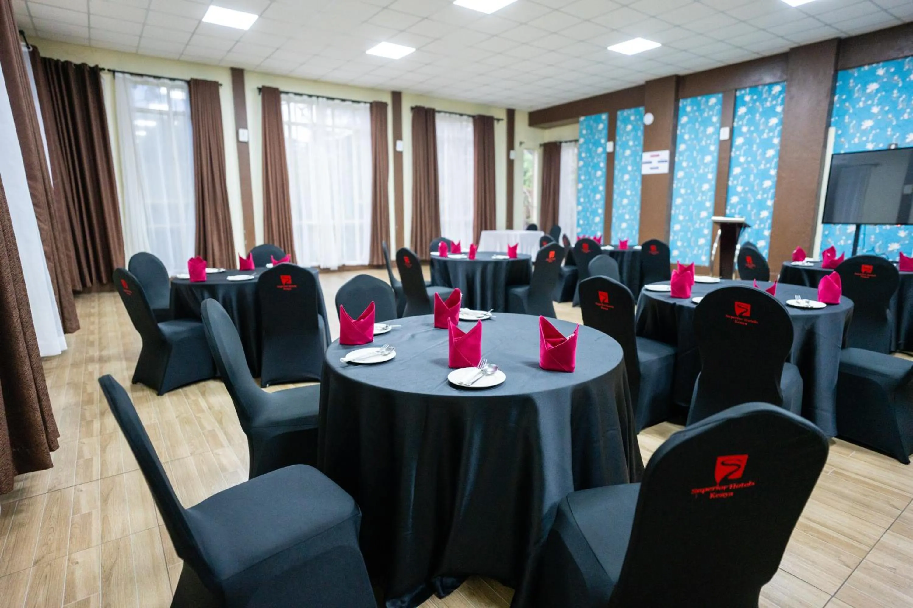 Restaurant/places to eat in West Wood Hotel