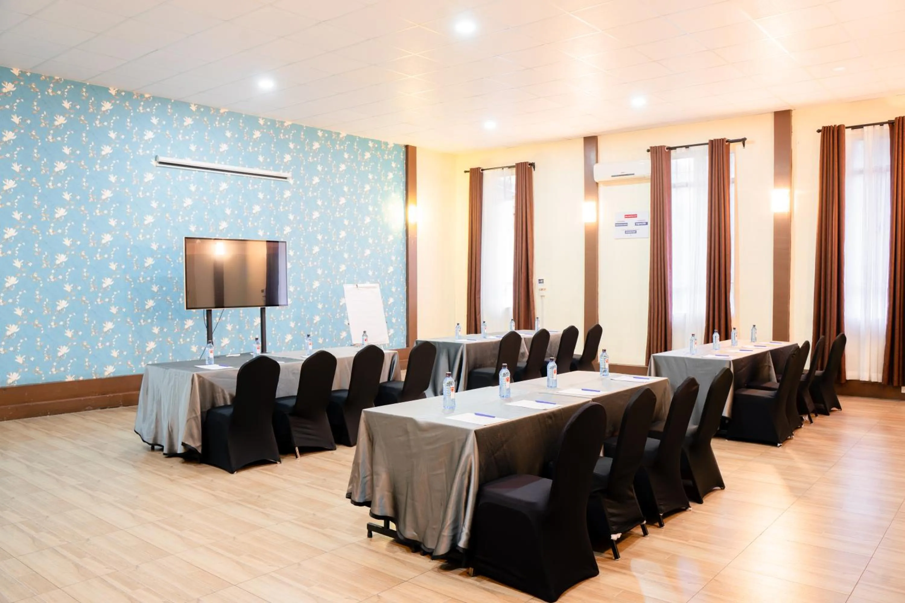 TV and multimedia in West Wood Hotel