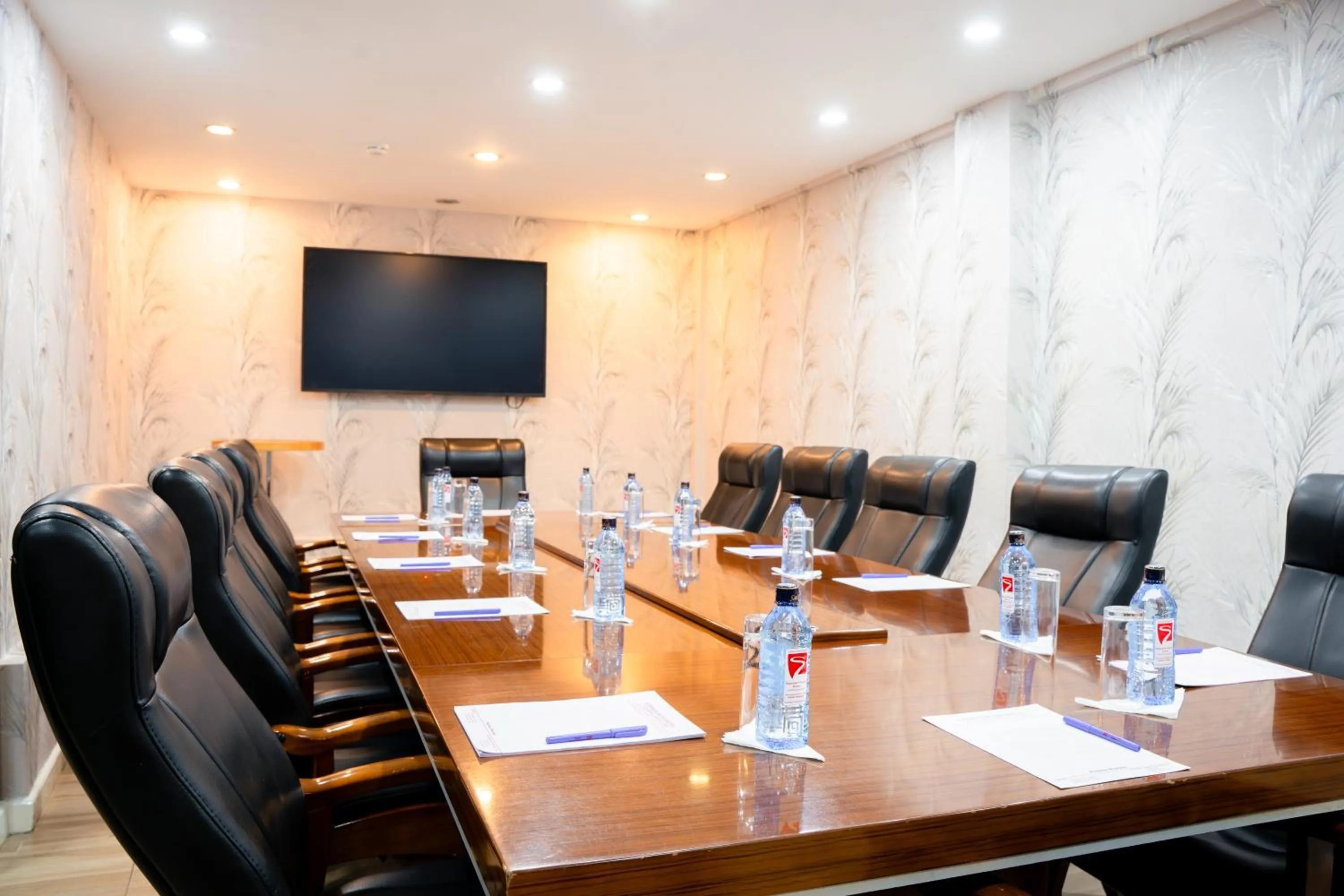 TV and multimedia in West Wood Hotel