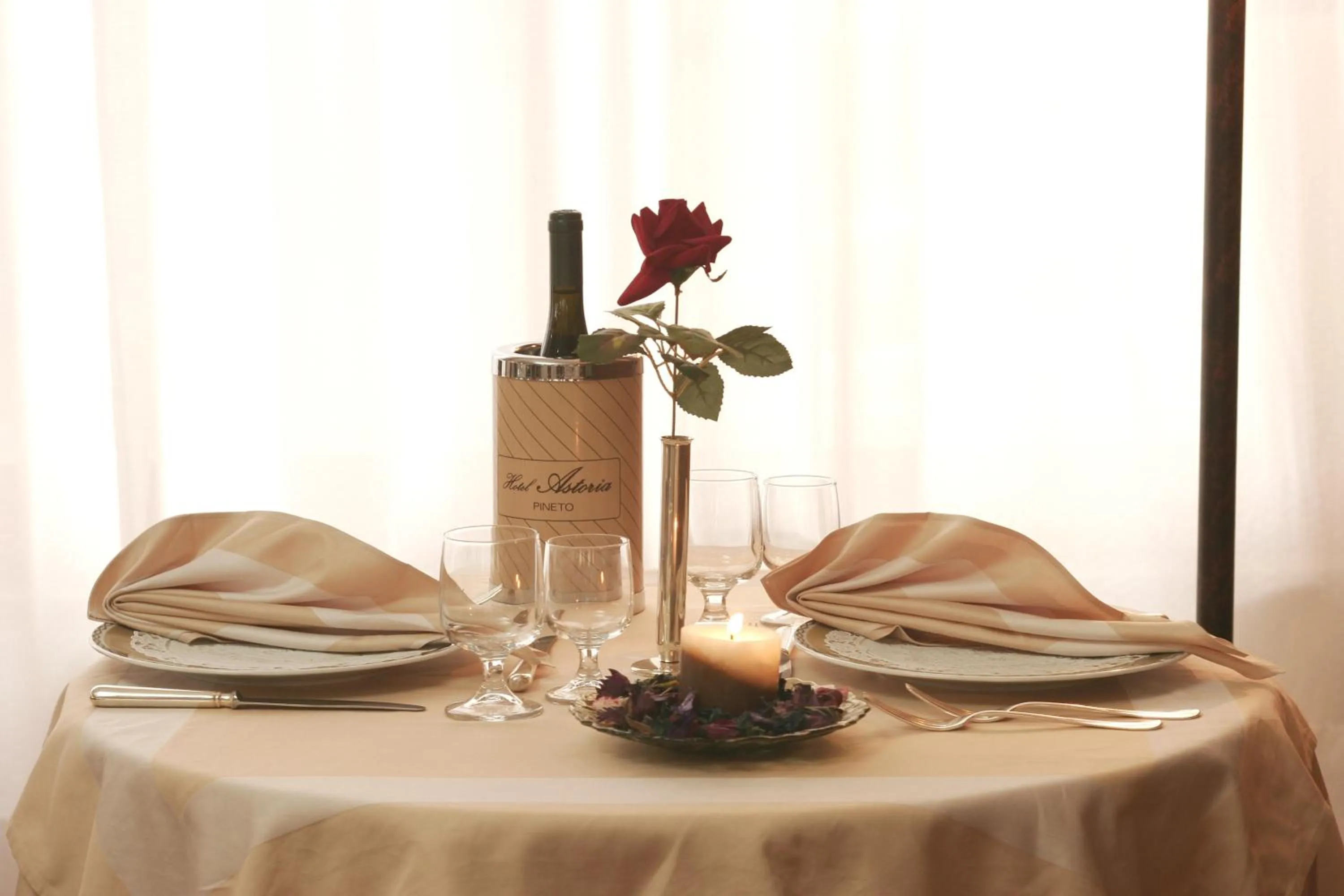 Restaurant/places to eat in Hotel Astoria