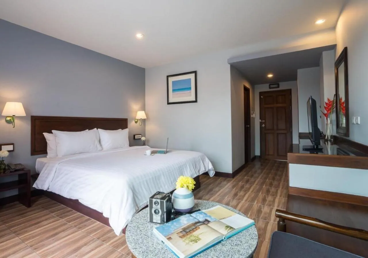 Seating area, Bed in Savotel Hotel