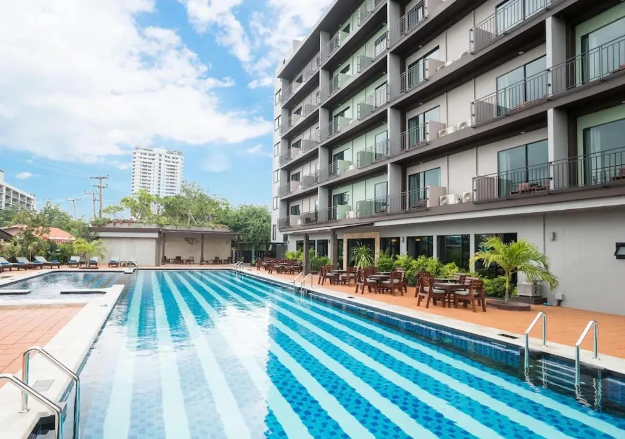 Swimming pool in Savotel Hotel