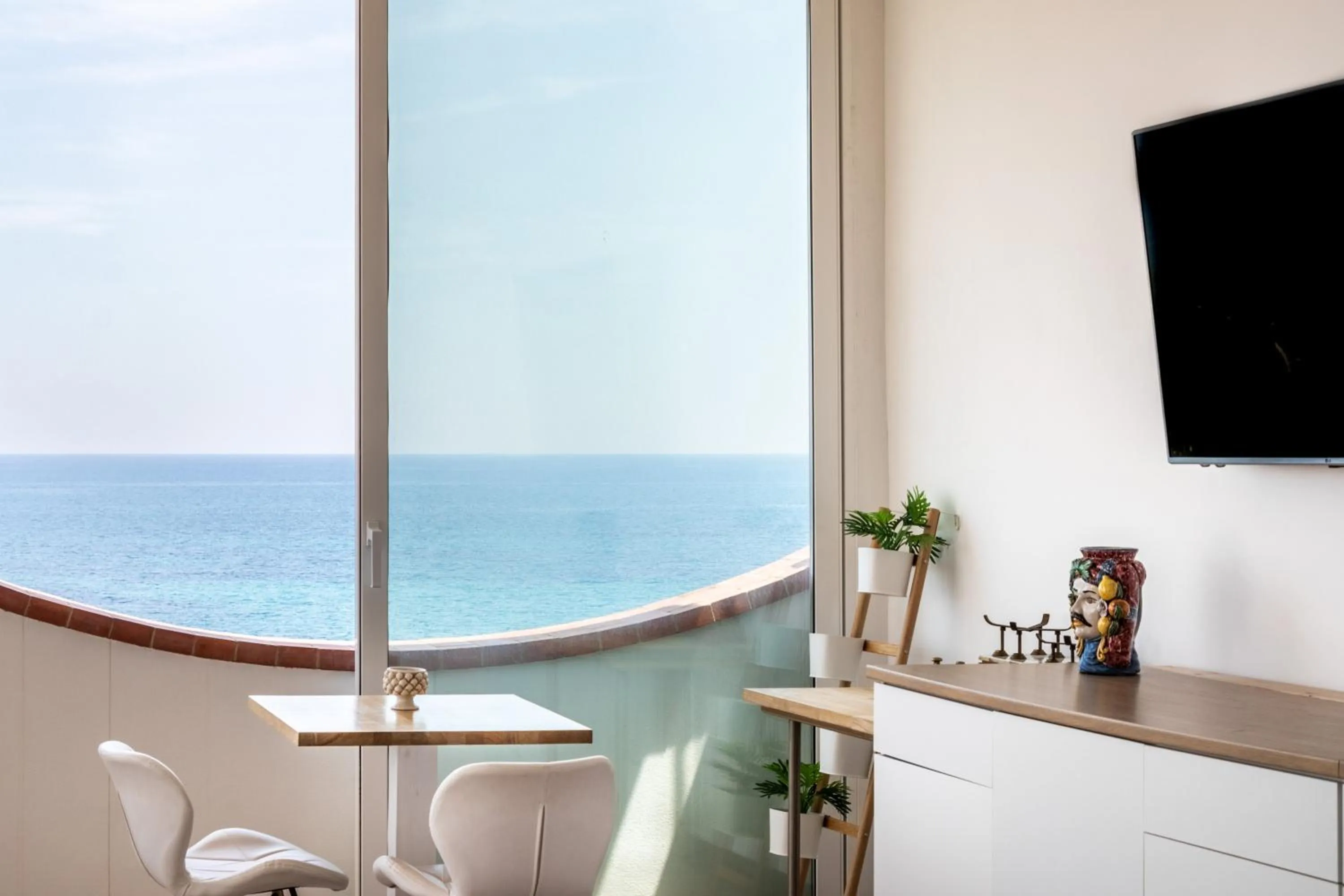 Communal lounge/ TV room in Pantanello Rooms Avola