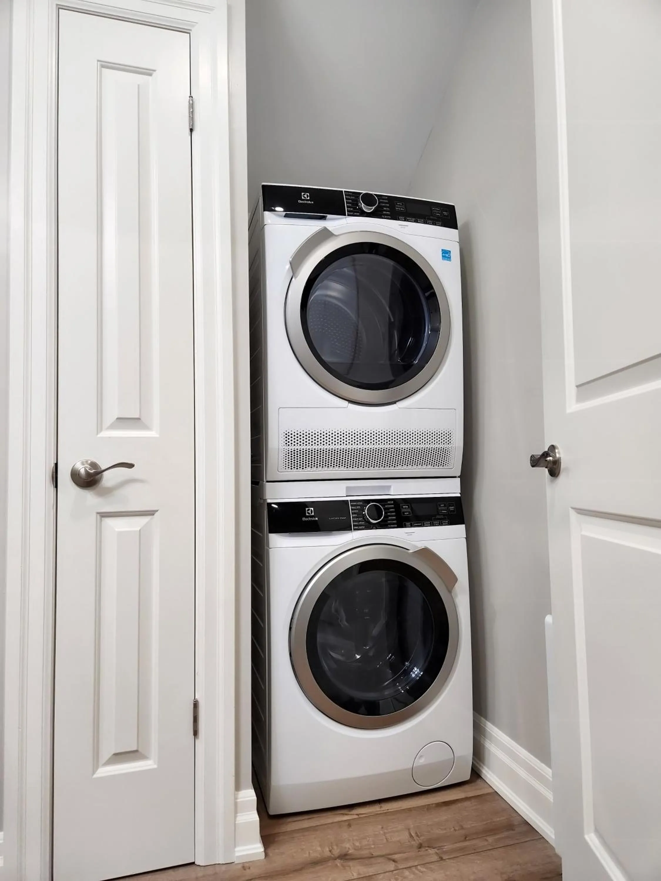 washing machine in The Cozy Cove Modern King-Bedroom Full Apartment
