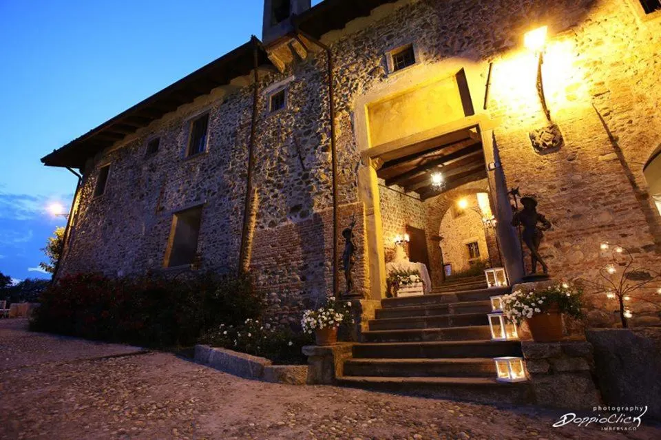 Property building in Castello di Cernusco Lombardone