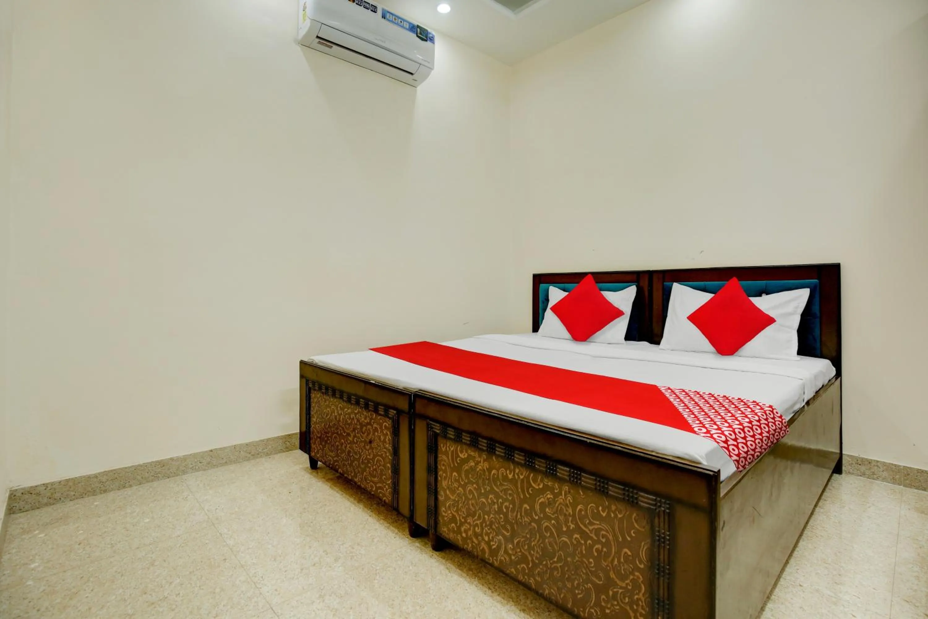 Bedroom, Bed in Flagship Hotel Classic