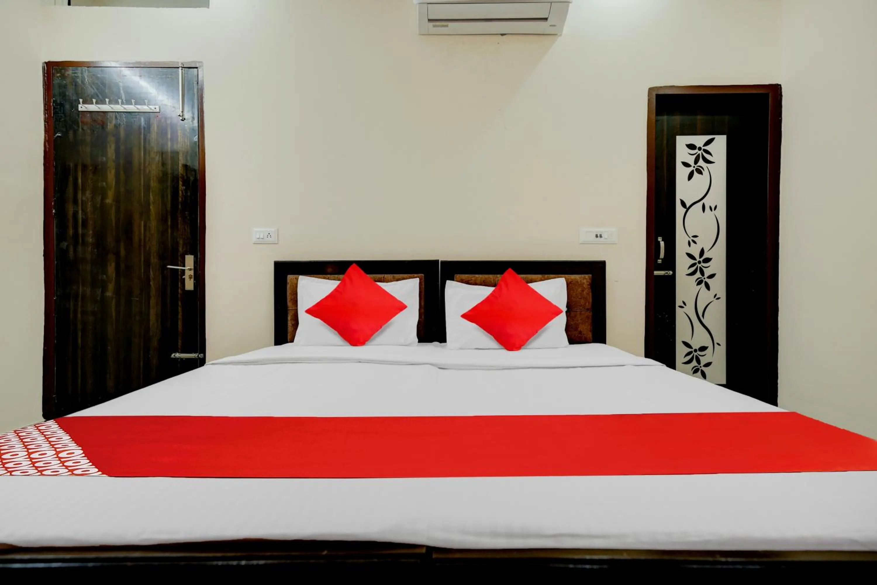 Bedroom, Bed in Flagship Hotel Classic