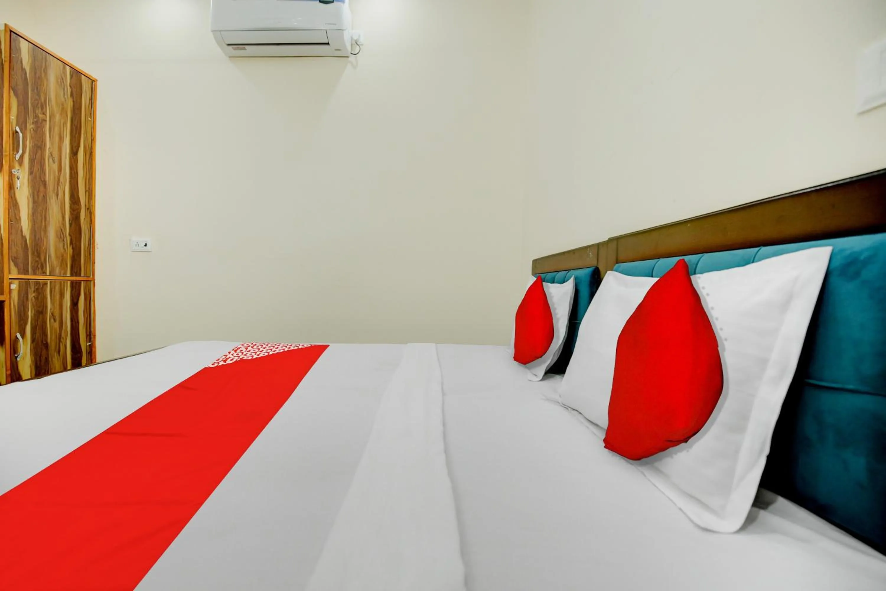 Bedroom, Bed in Flagship Hotel Classic