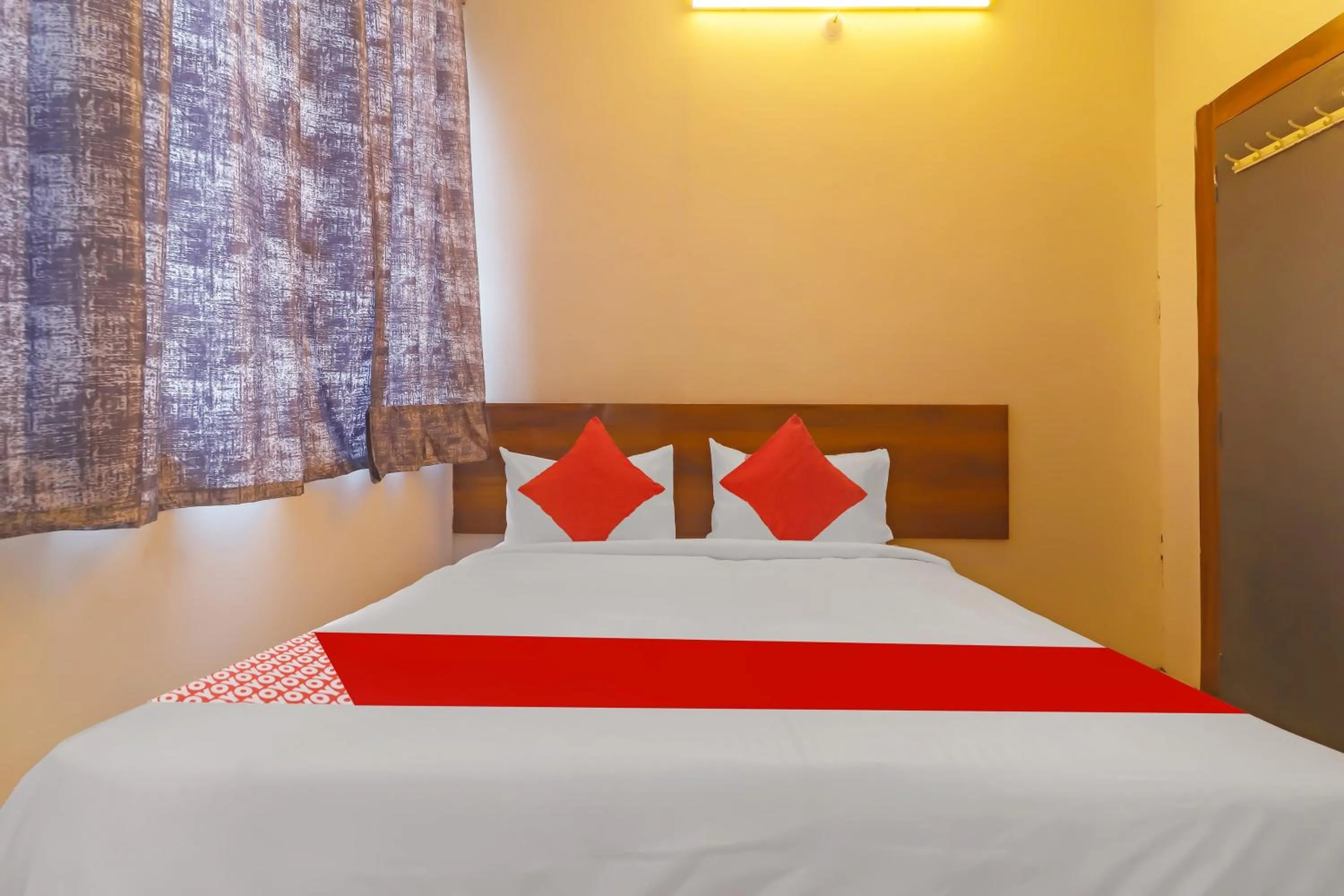 Bedroom, Bed in Hotel O Ragas Inn